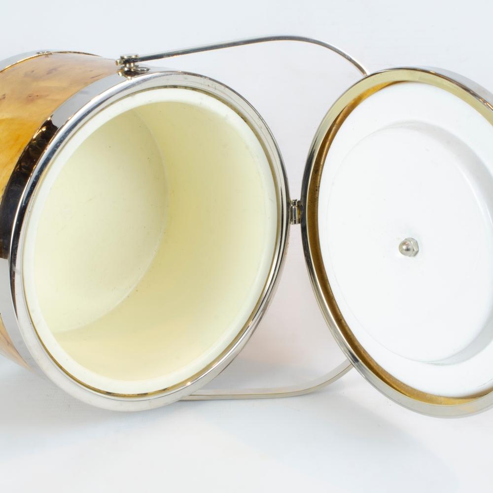 Italienischer Eiskübel aus der Mitte des Jahrhunderts im Stil von Milo Baughman
Dieser elegante italienische Eiskübel aus der Mitte des Jahrhunderts (ca. 1960) erinnert an den raffinierten, klaren Stil von Designern wie Milo Baughman. Der