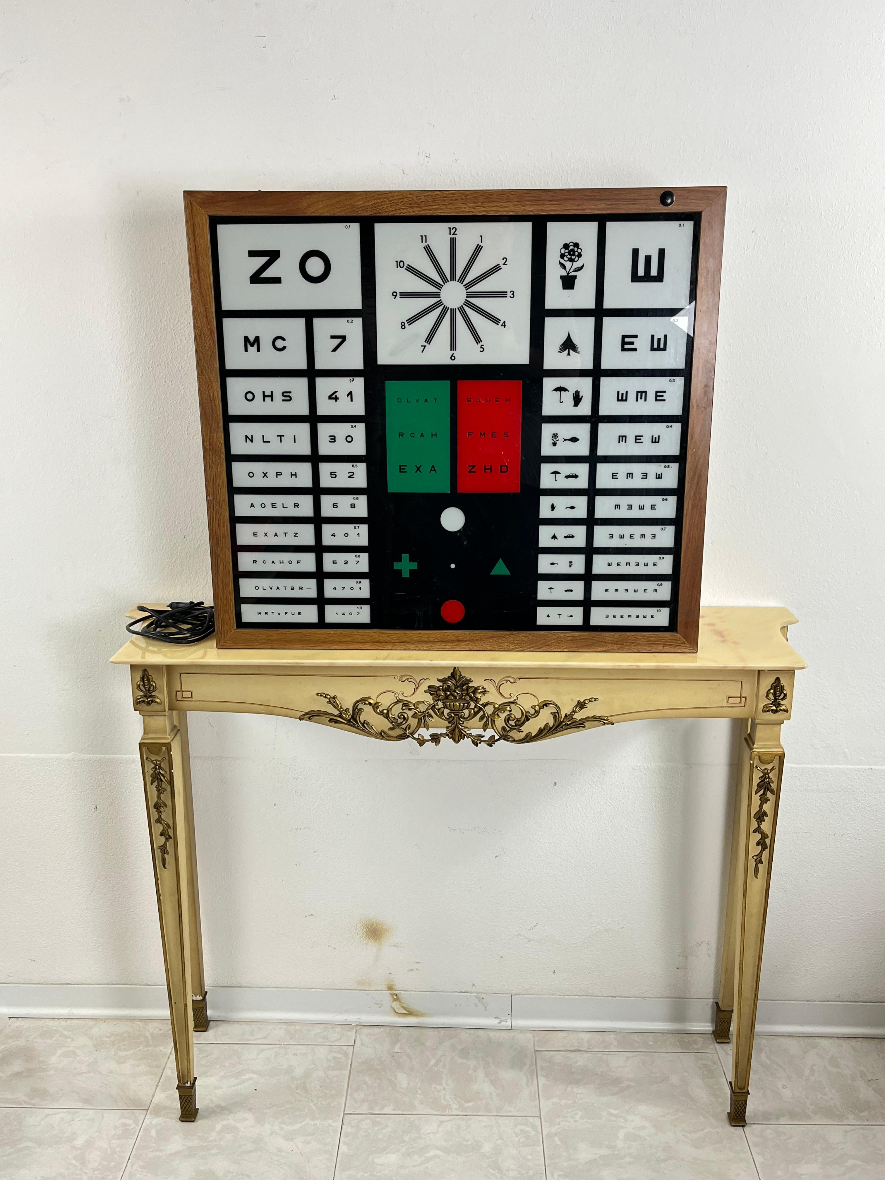 Italienischer beleuchteter optometricer Mid-Century-Tisch, 1960er Jahre
Vollständig und in gutem Zustand. Die elektrische Anlage ist zu überprüfen.