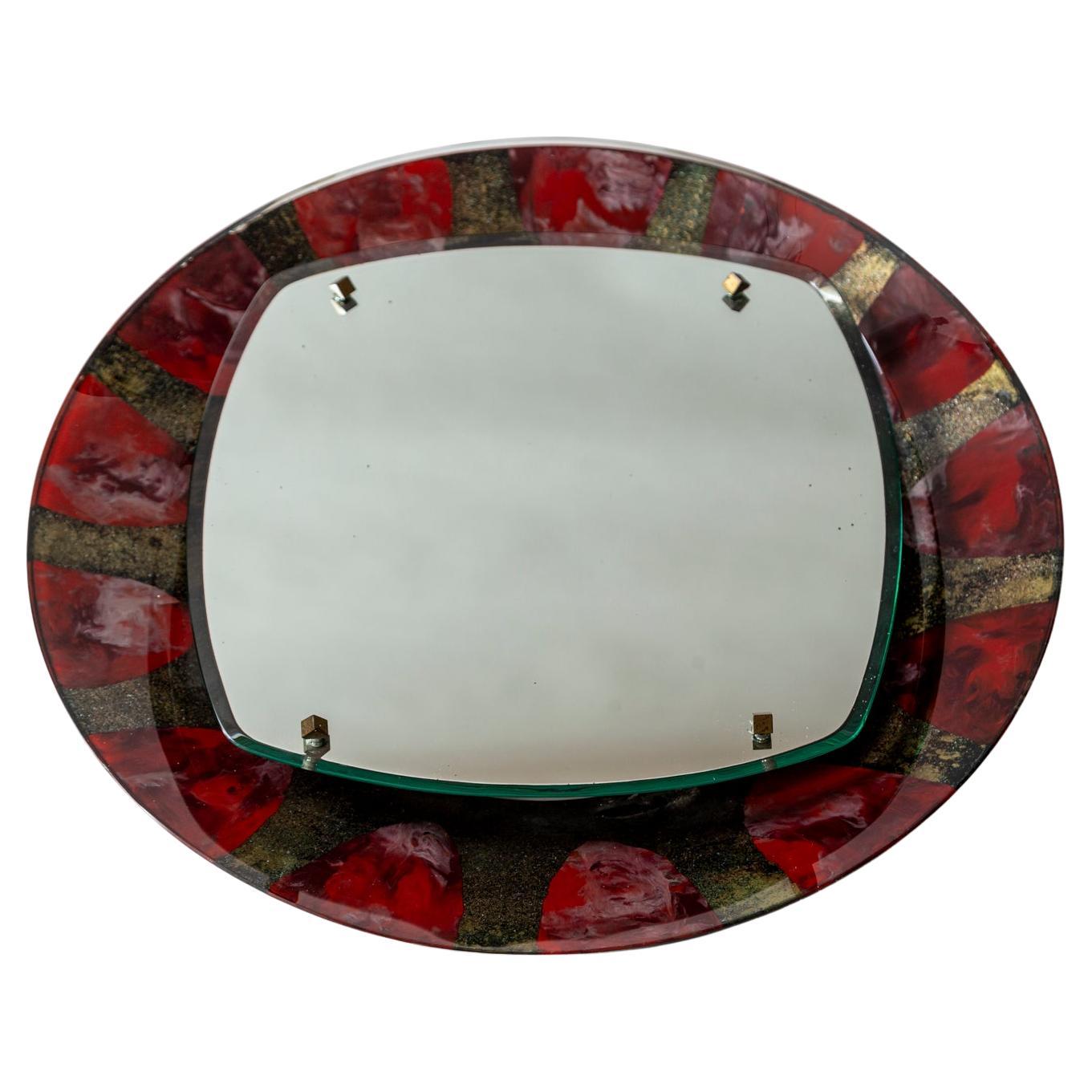 Un étonnant cadre circulaire concave et lumineux en verre polychrome travaillé à la main, orné de feuilles d'or et de tons rouges profonds, et présenté avec son verre d'origine rectangulaire arrondi et biseauté.

Origine : Lissone,