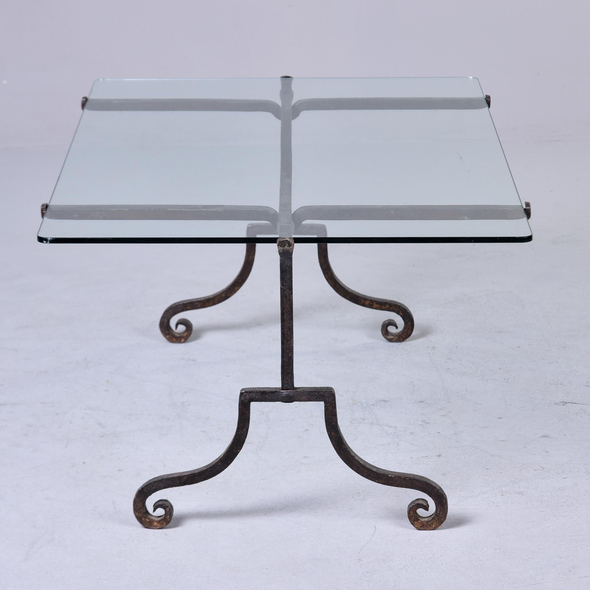 Table basse italienne du milieu du siècle dernier à base en fer avec plateau en verre en vente 4