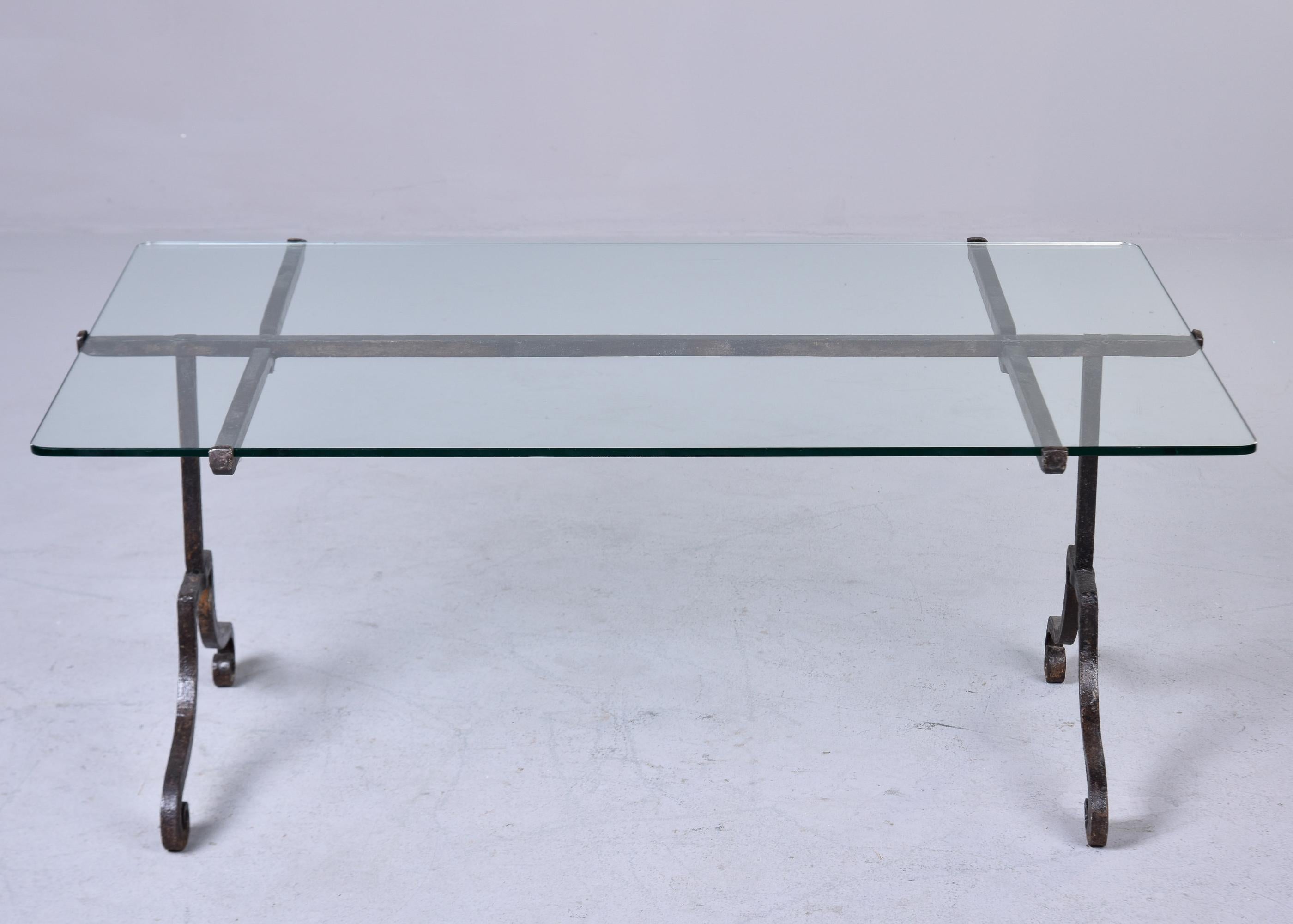 Mid-Century Modern Table basse italienne du milieu du siècle dernier à base en fer avec plateau en verre en vente
