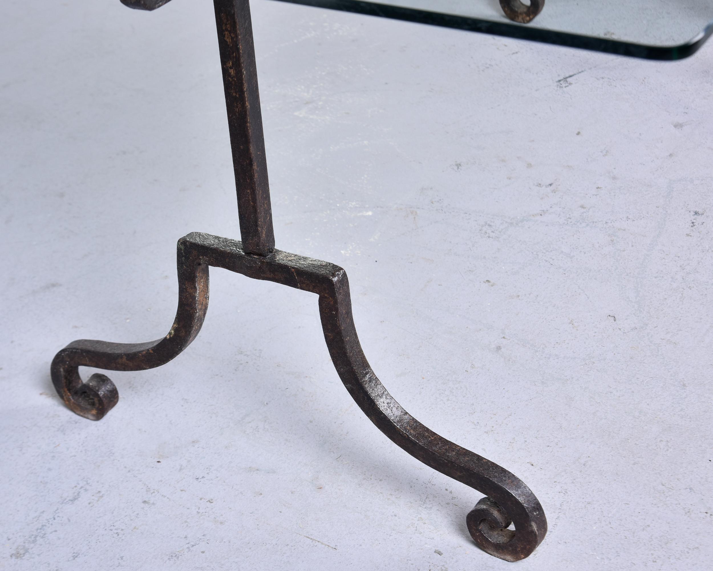 Verre Table basse italienne du milieu du siècle dernier à base en fer avec plateau en verre en vente