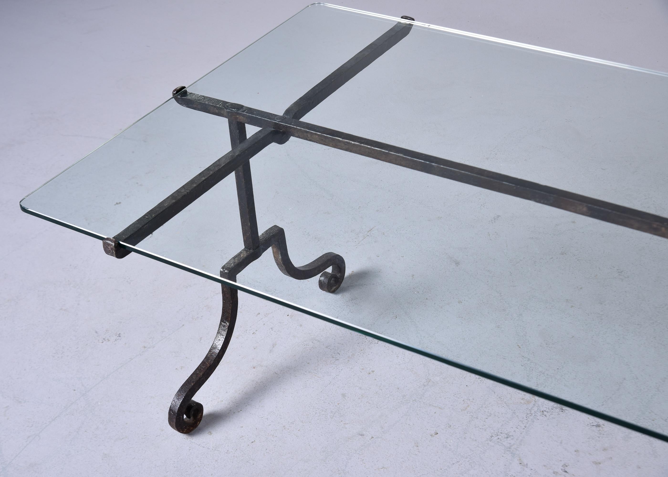 Table basse italienne du milieu du siècle dernier à base en fer avec plateau en verre en vente 1