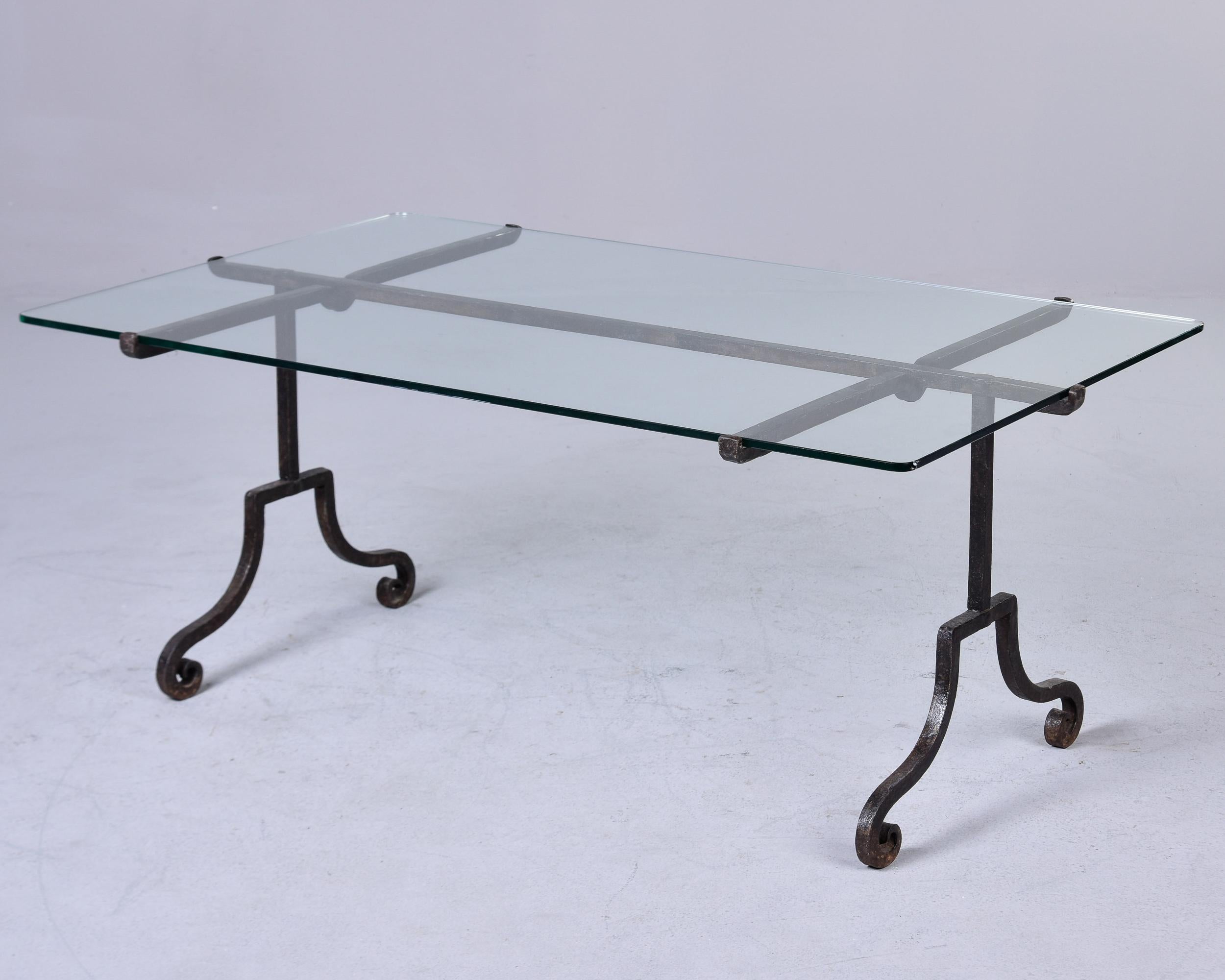 Table basse italienne du milieu du siècle dernier à base en fer avec plateau en verre en vente 2