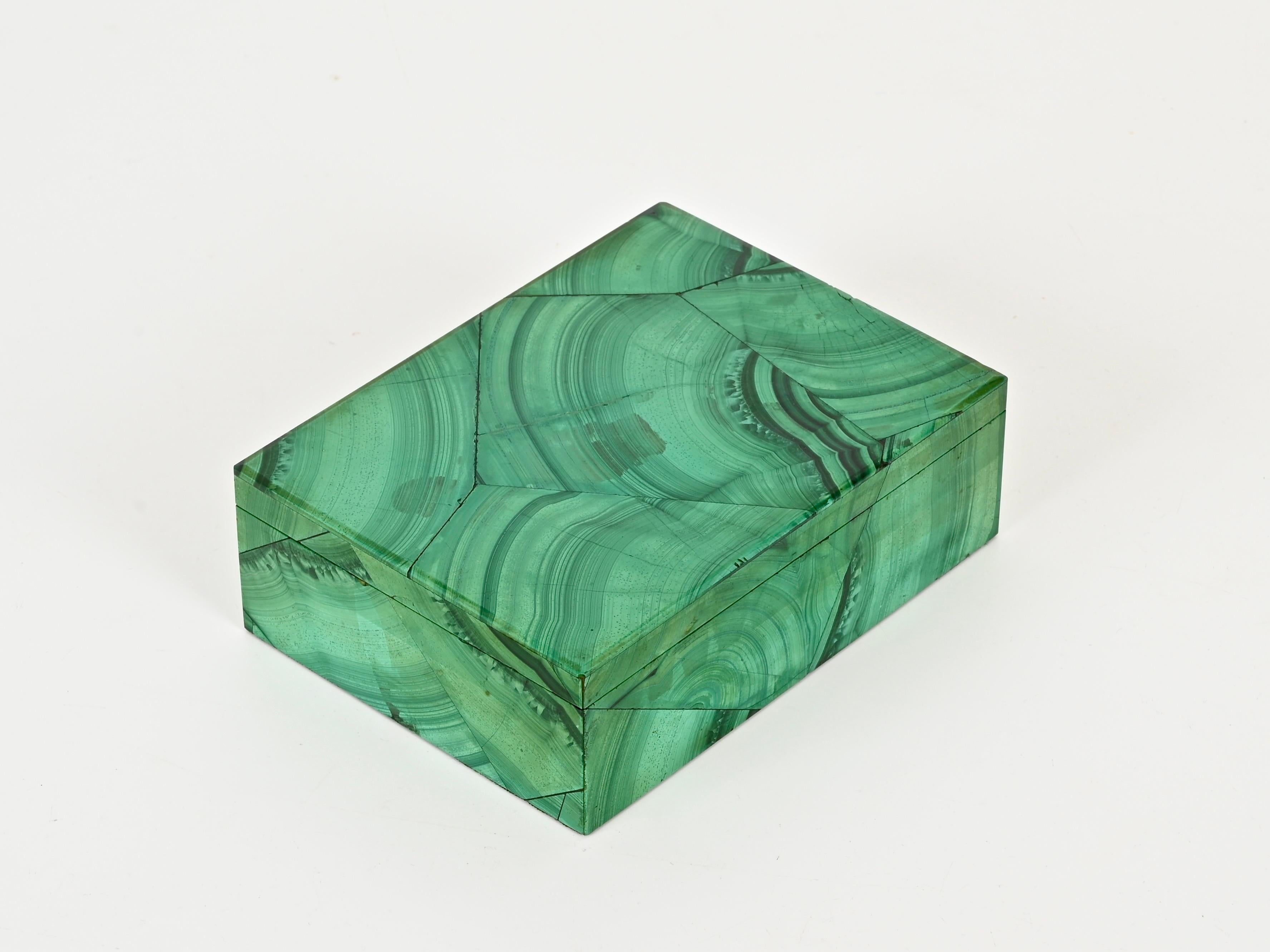 Splendido e unico portagioie di lusso o cofanetto decorativo, interamente realizzato in splendido marmo verde malachite italiano. Questo pezzo elegante e sofisticato è stato prodotto in Italia negli anni Settanta.

In condizioni incredibili, senza