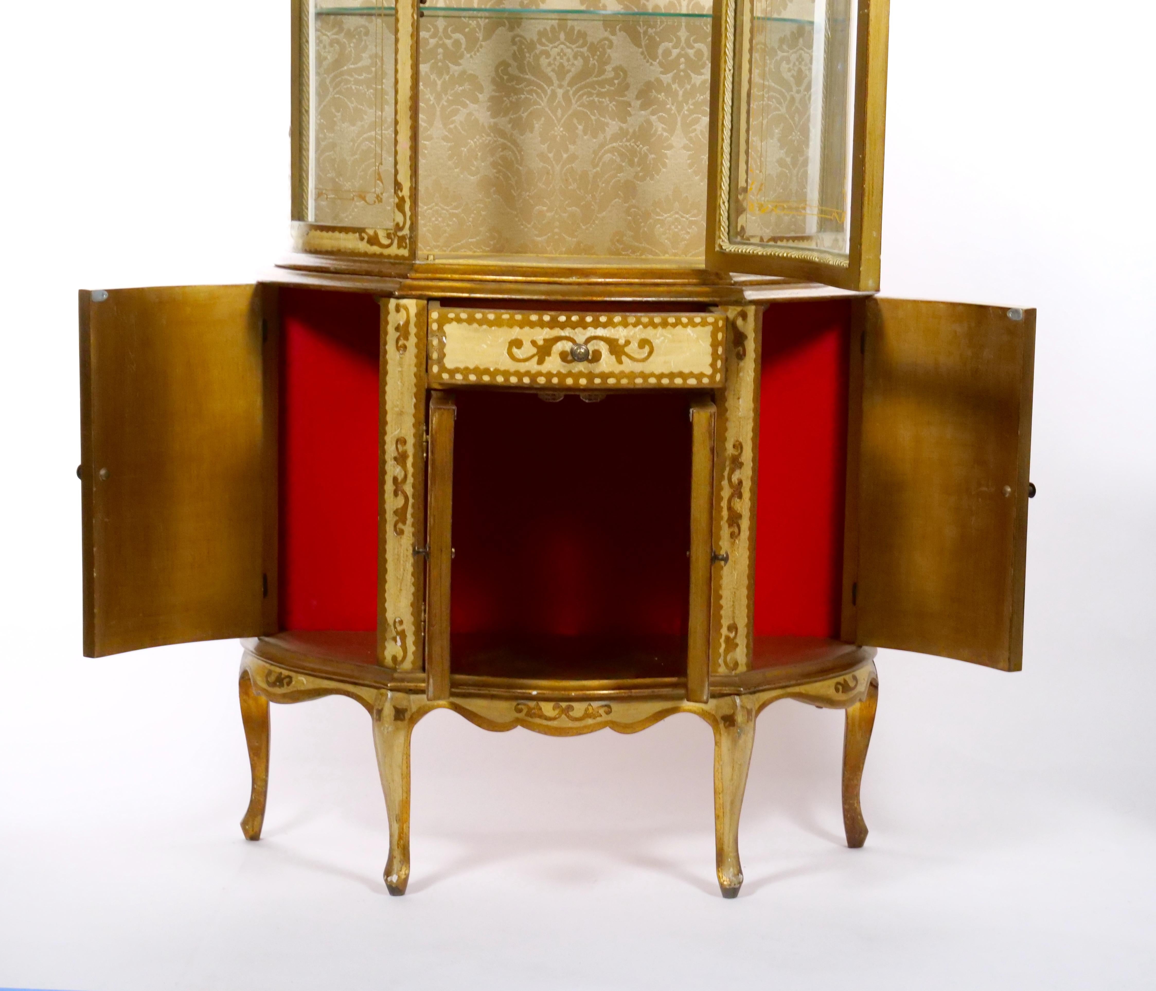 Mid-Century Italian Lacquered Hand Painted Gold Wood  Vitrine For Sale 4