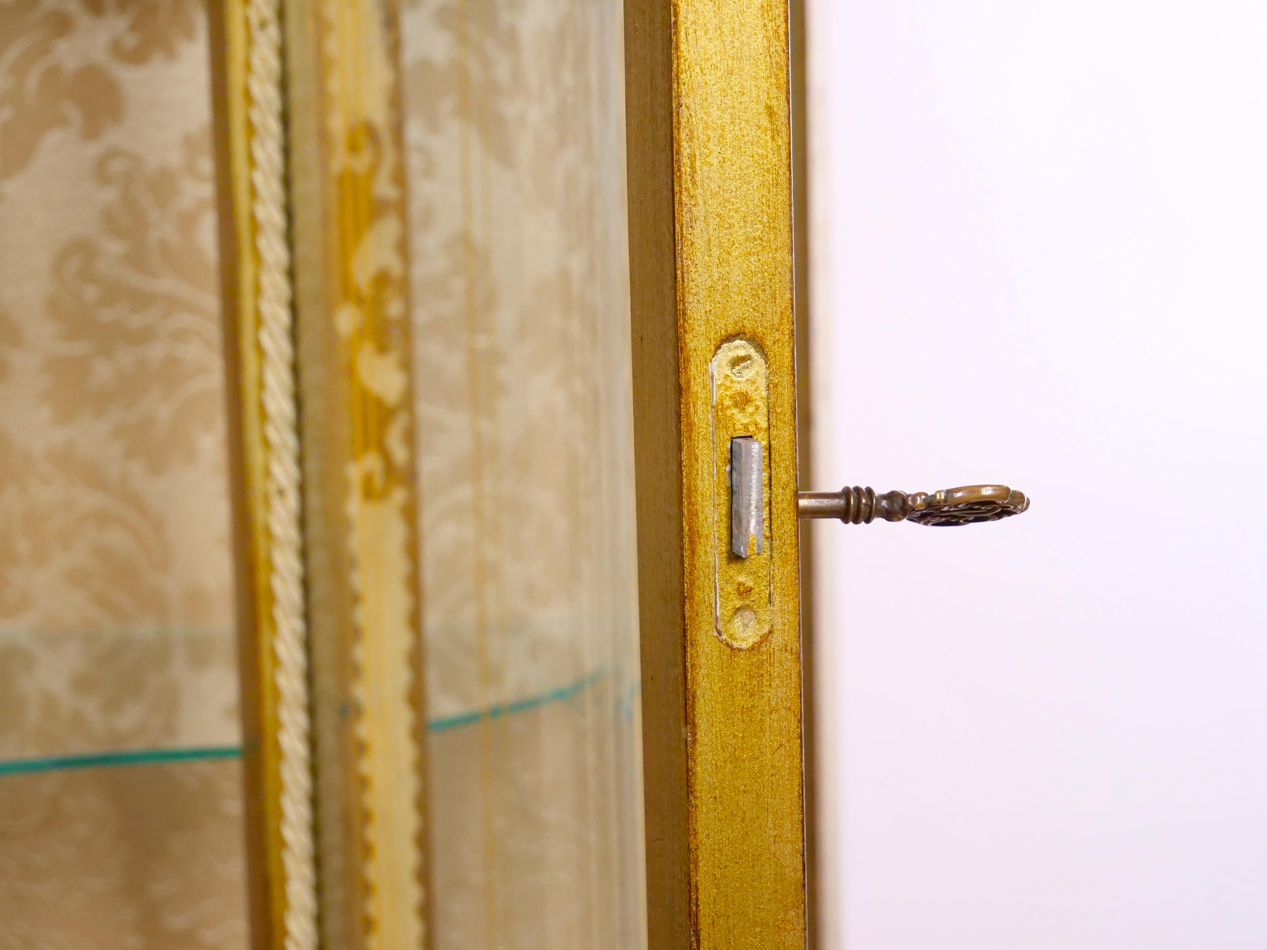 Mid-Century Italian Lacquered Hand Painted Gold Wood  Vitrine For Sale 5