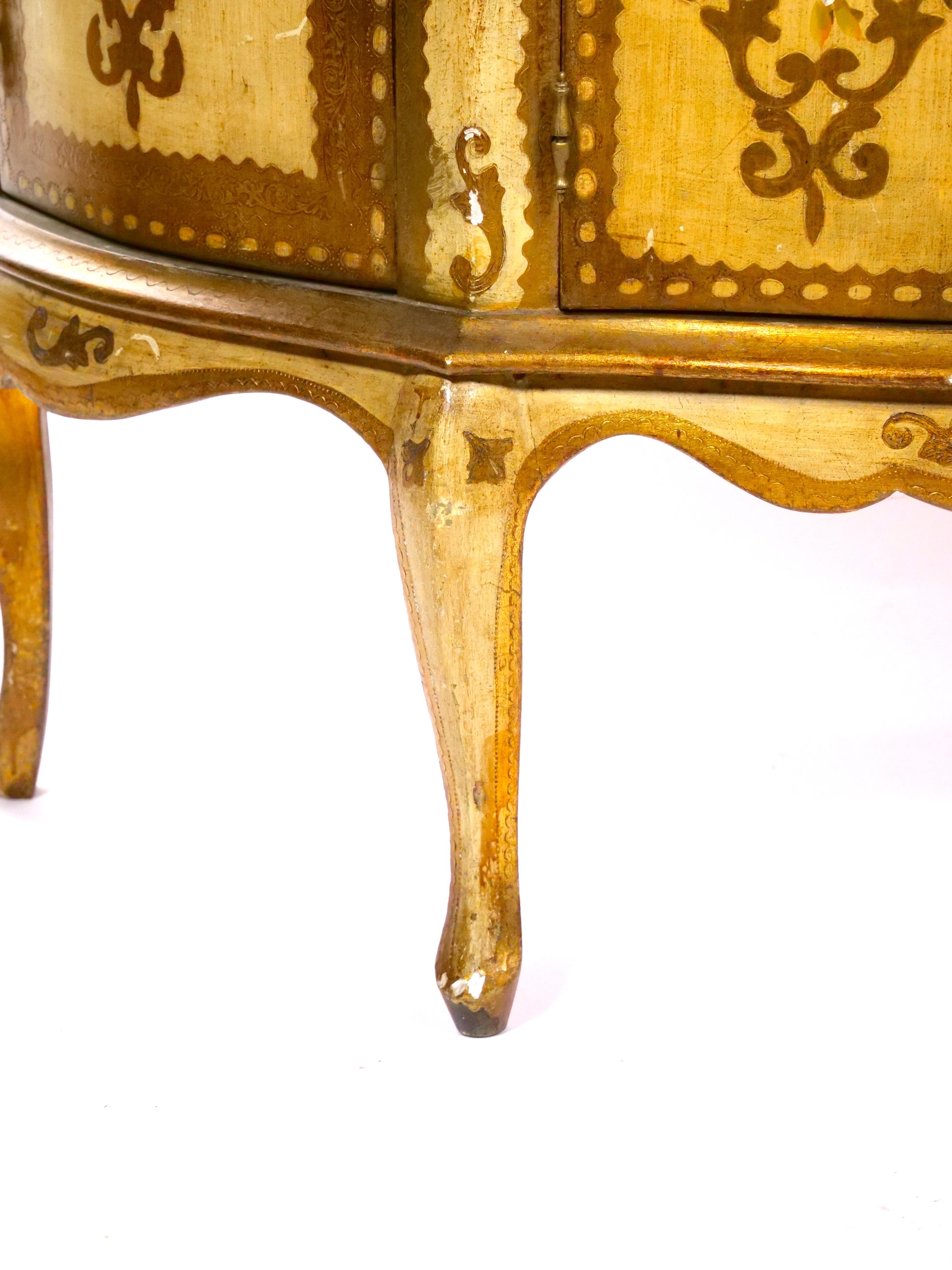 Mid-Century Italian Lacquered Hand Painted Gold Wood  Vitrine For Sale 8