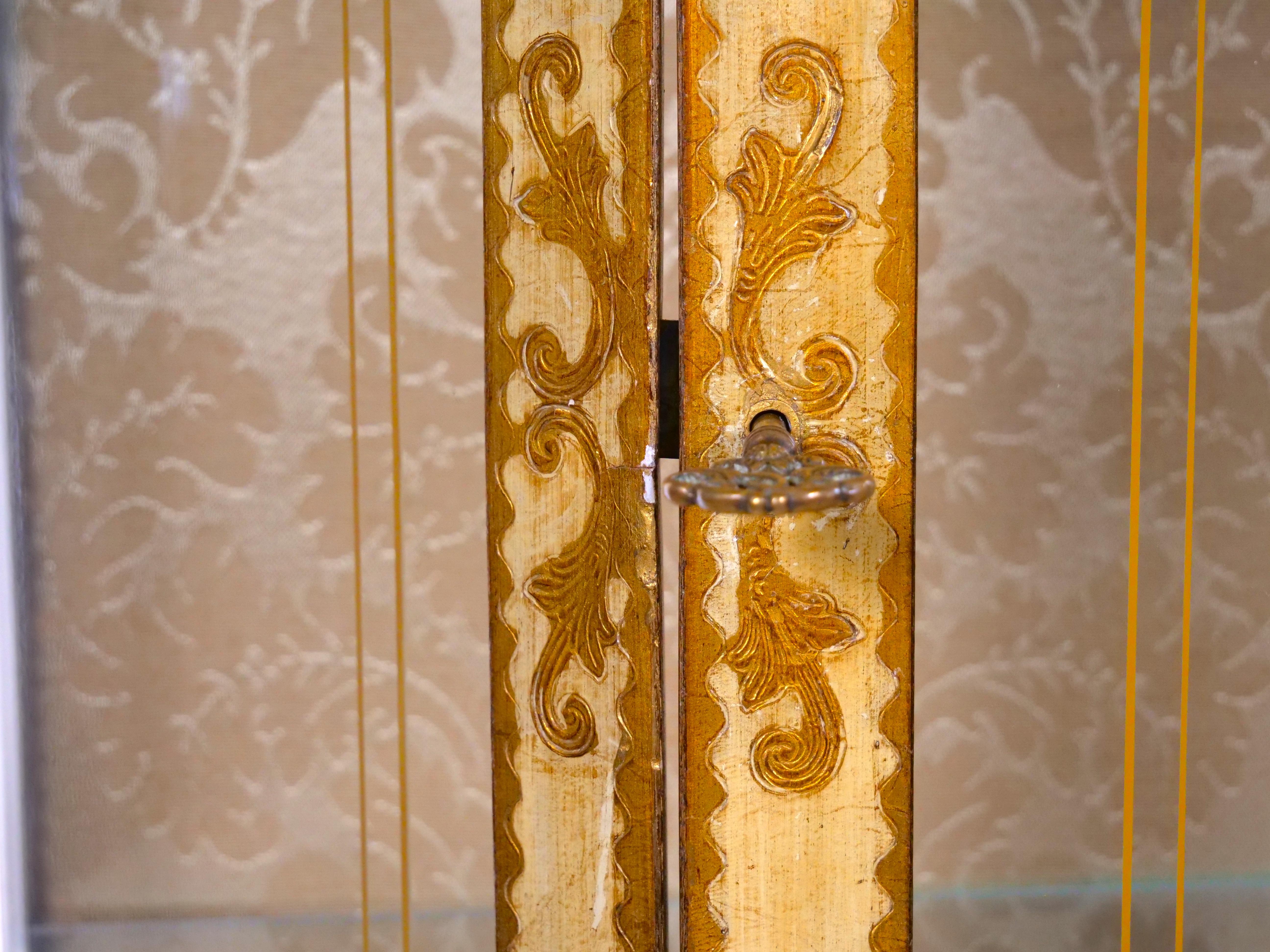 Mid-Century Italian Lacquered Hand Painted Gold Wood  Vitrine For Sale 9