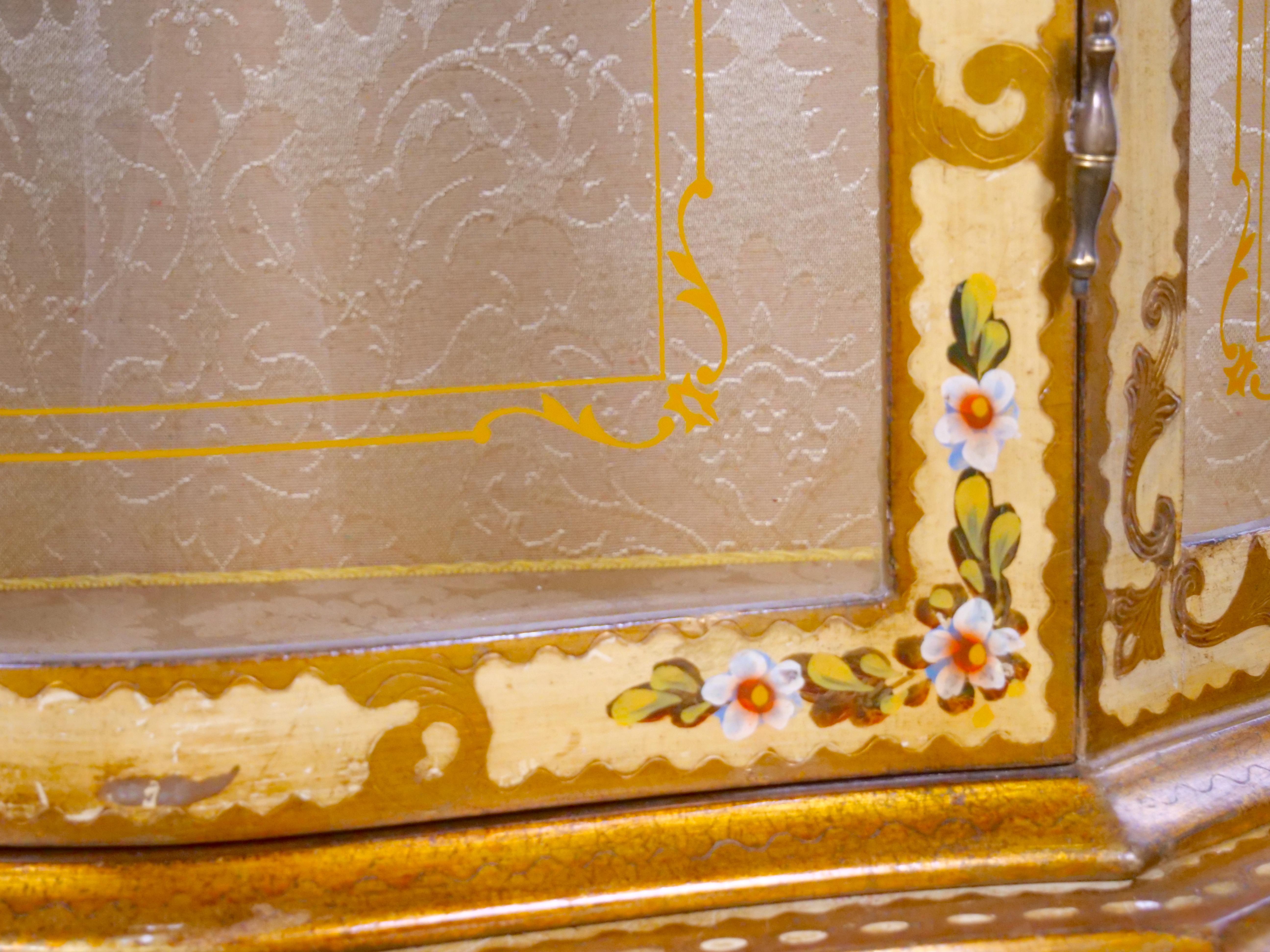 Mid-Century Italian Lacquered Hand Painted Gold Wood  Vitrine For Sale 10