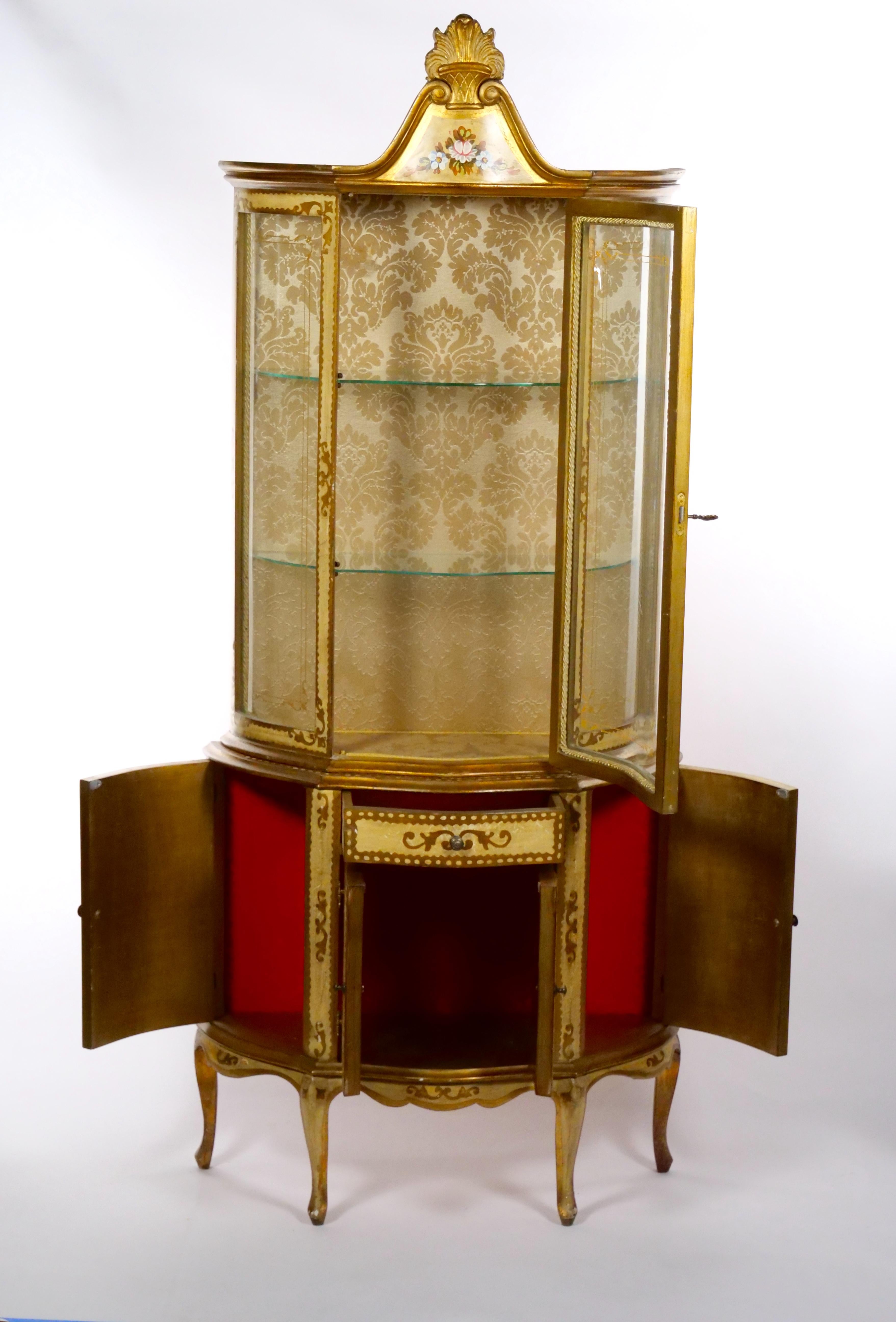 Mid-Century Italian Lacquered Hand Painted Gold Wood  Vitrine In Good Condition For Sale In Tarry Town, NY