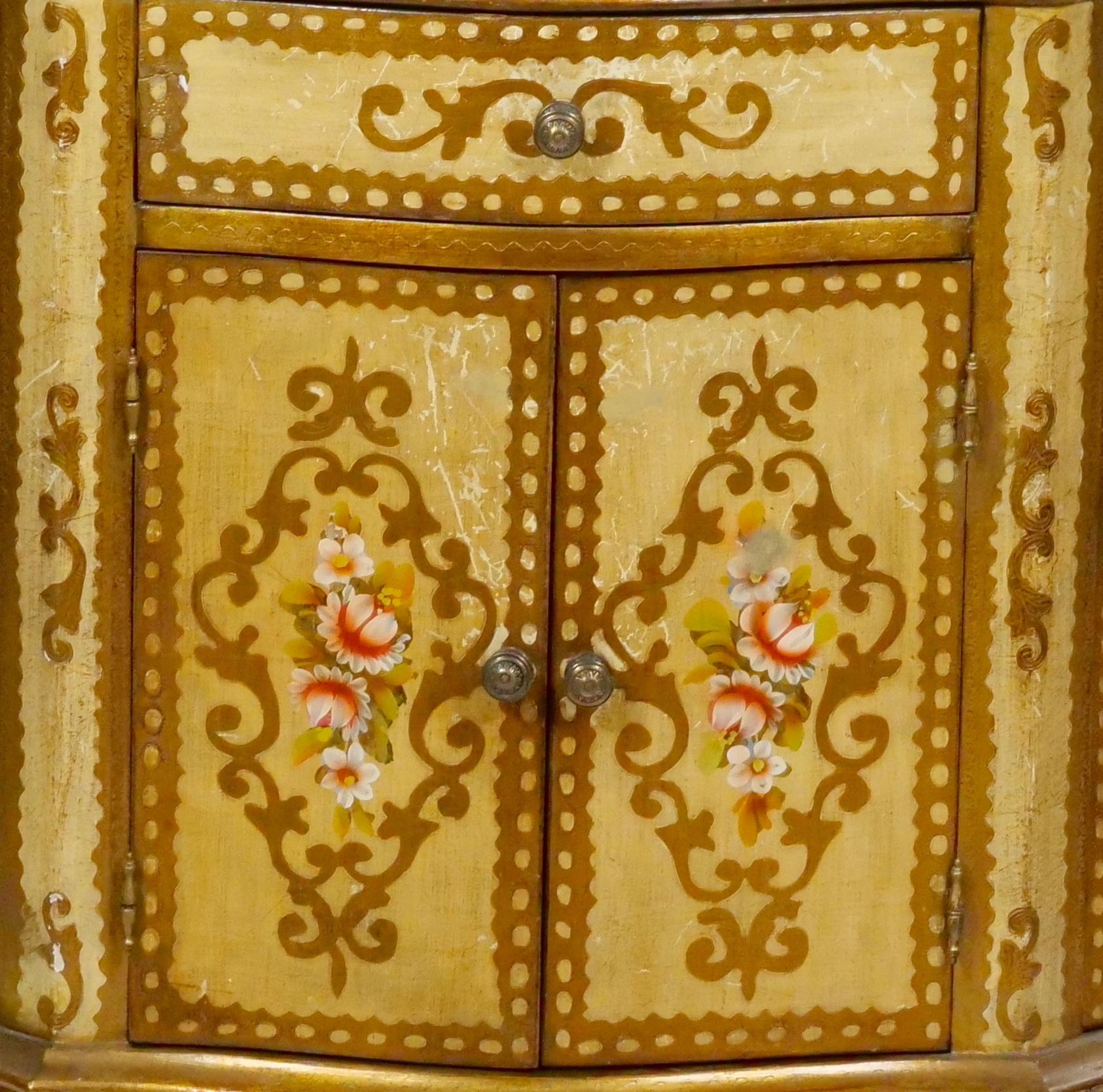 Mid-Century Italian Lacquered Hand Painted Gold Wood  Vitrine For Sale 1