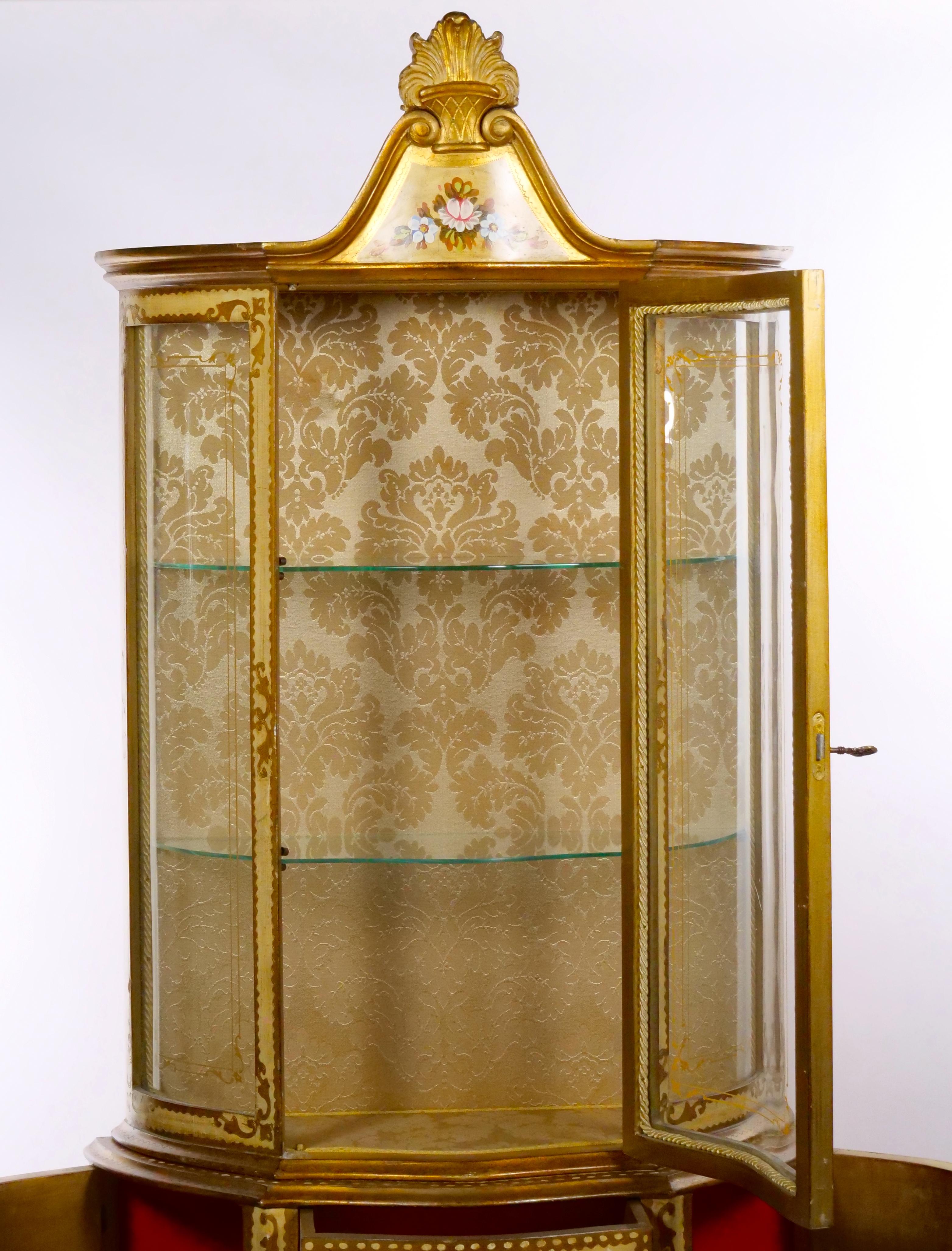 Mid-Century Italian Lacquered Hand Painted Gold Wood  Vitrine For Sale 3