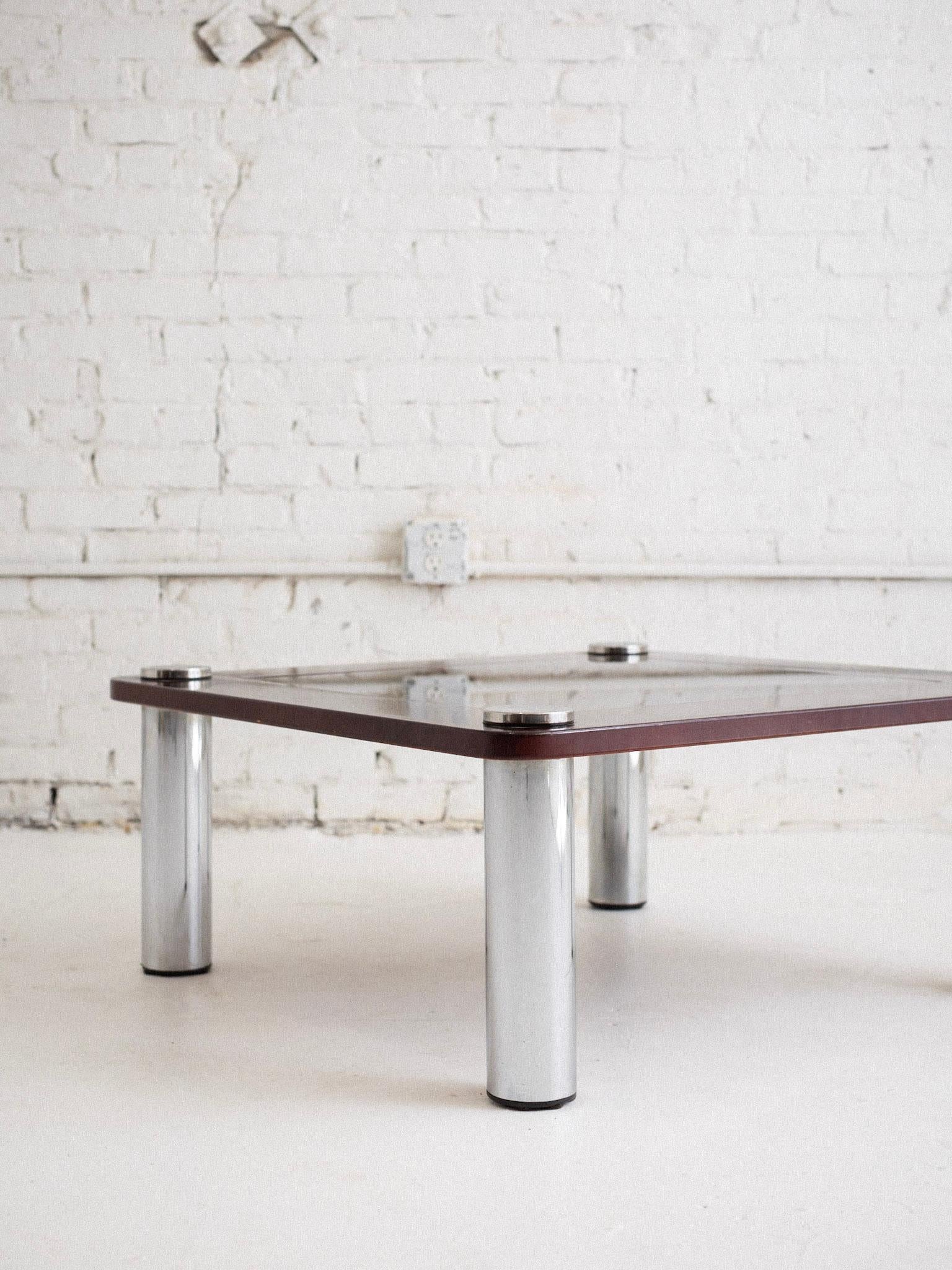 Ère spatiale Table basse italienne du milieu du siècle en bois laqué et chrome en vente