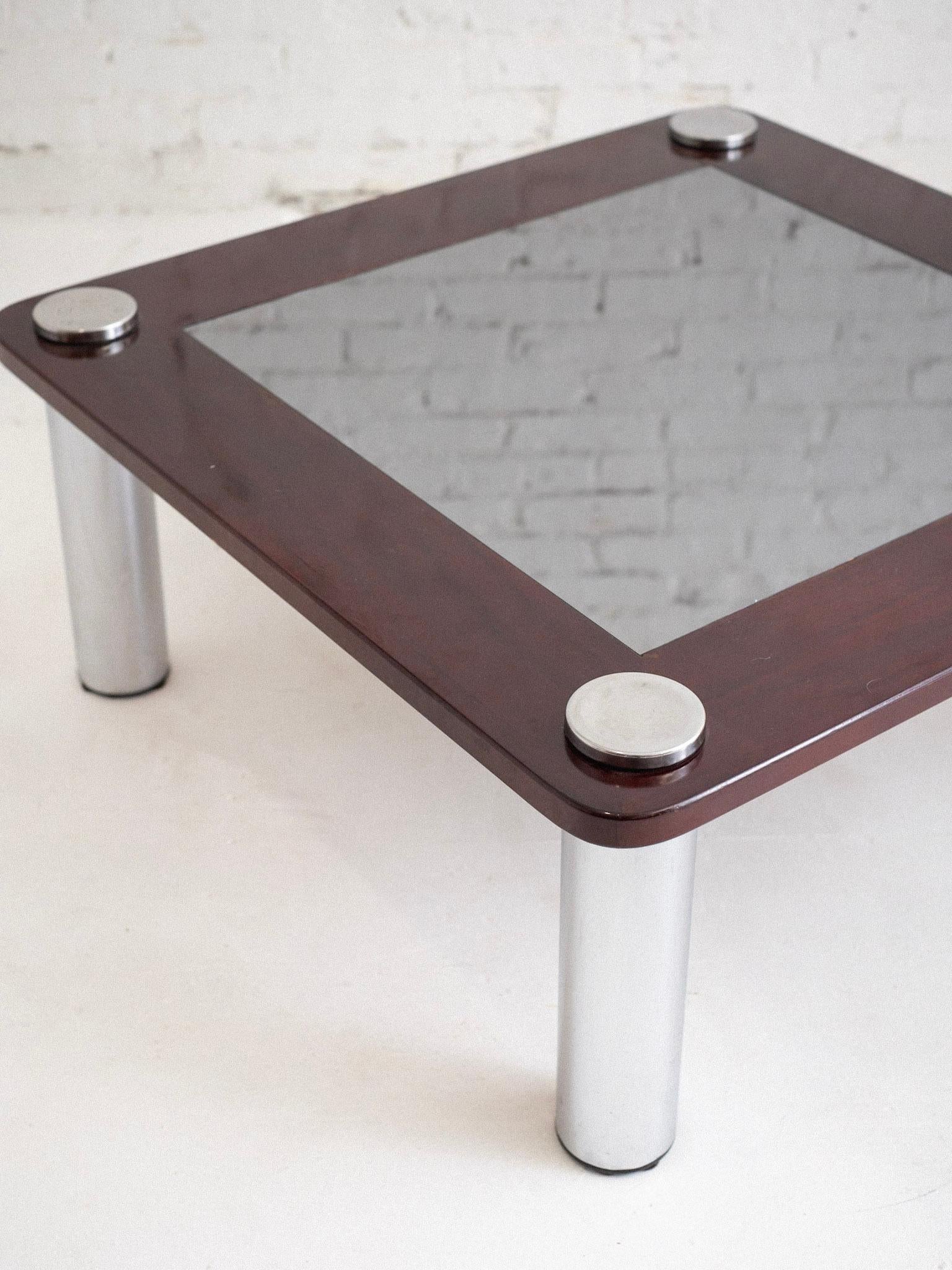 Laqué Table basse italienne du milieu du siècle en bois laqué et chrome en vente