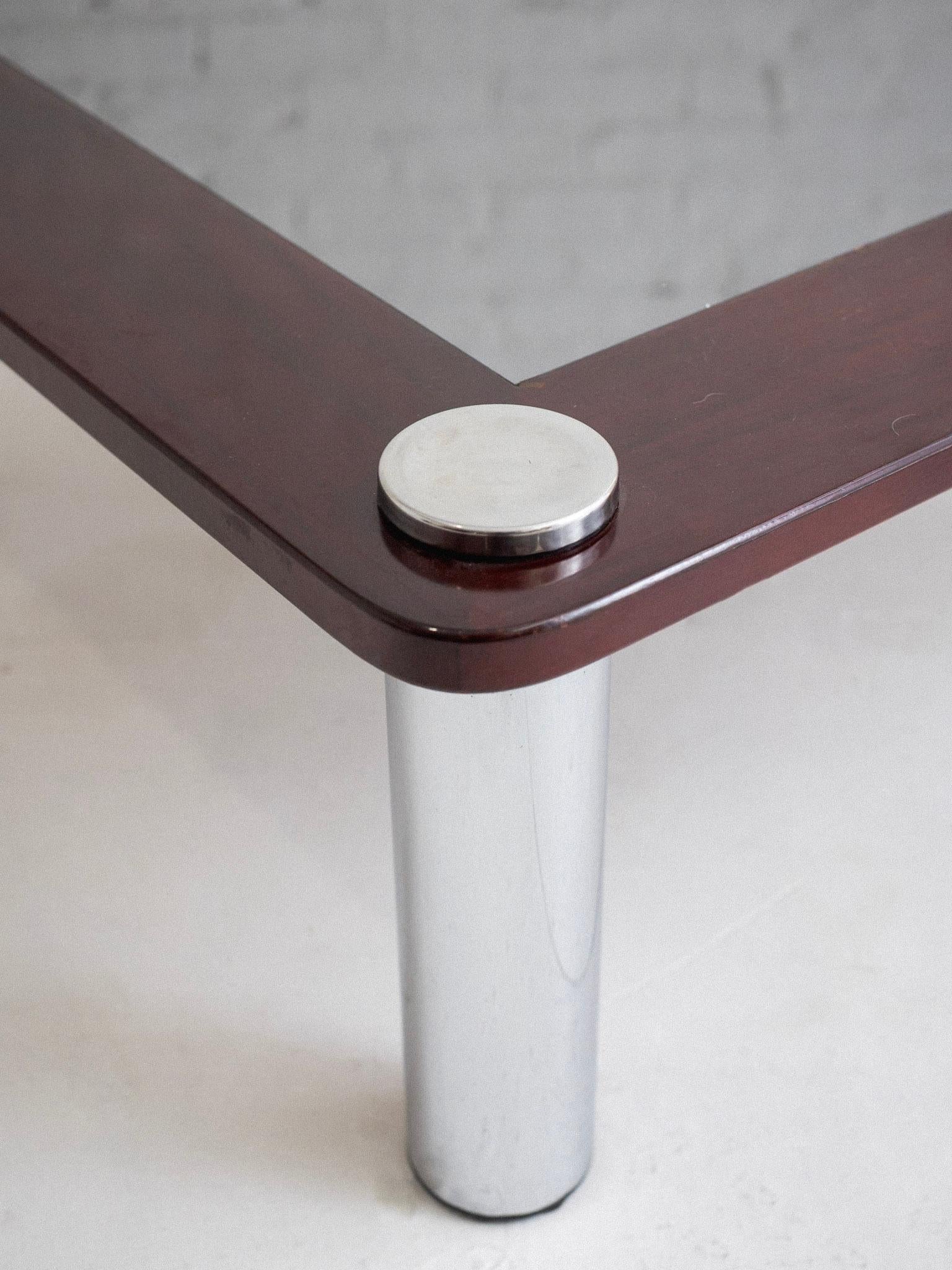 Verre fumé Table basse italienne du milieu du siècle en bois laqué et chrome en vente