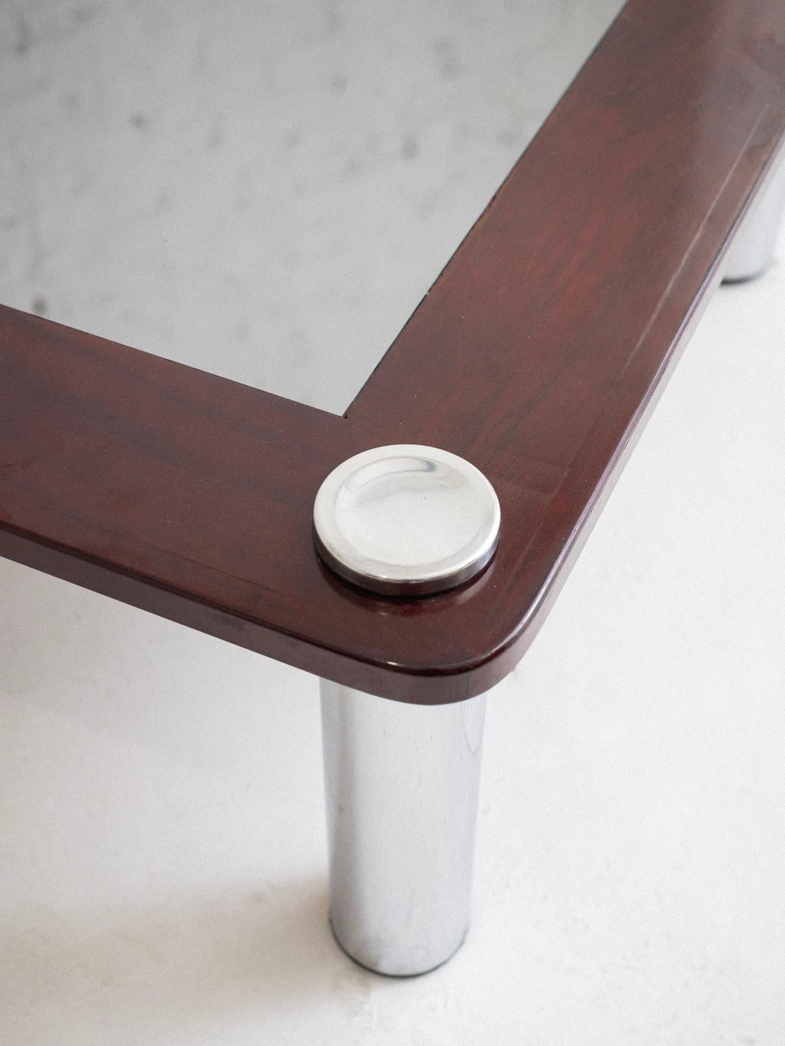 Table basse italienne du milieu du siècle en bois laqué et chrome en vente 1