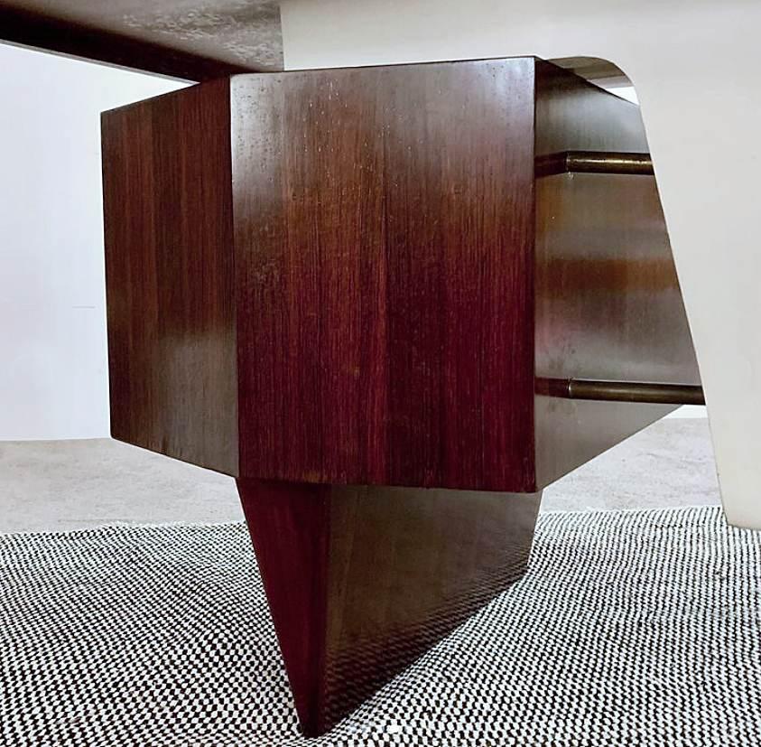 Grand bureau italien des années 50
Un design unique qui offre un plateau de table confortable et large.