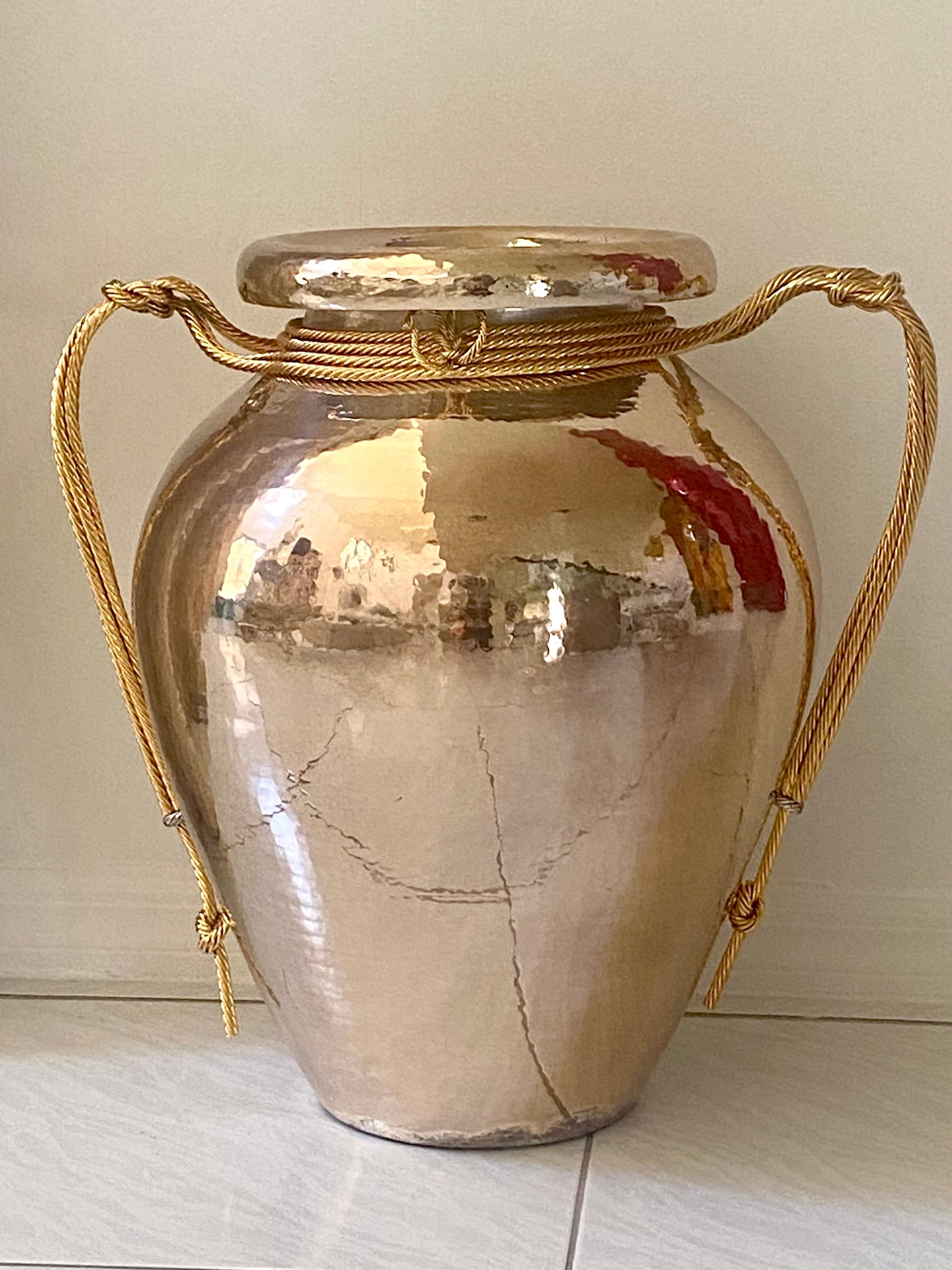 Große italienische Vase aus gehämmertem Metall von Edigio Broggi aus der Mitte des Jahrhunderts (Moderne der Mitte des Jahrhunderts) im Angebot