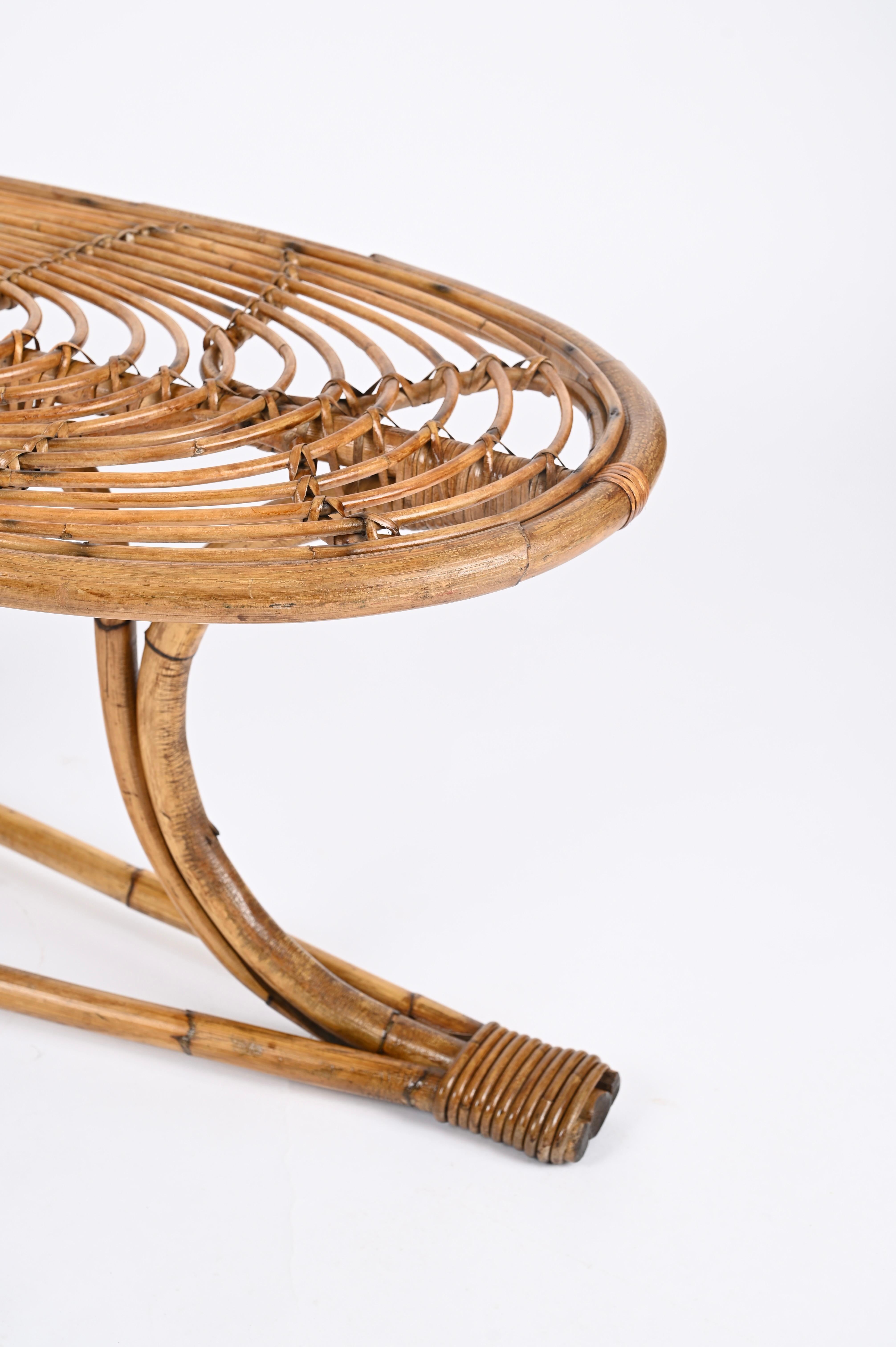 Grande table basse ovale italienne du milieu du siècle dernier en bambou et rotin, Italie 1970 en vente 3