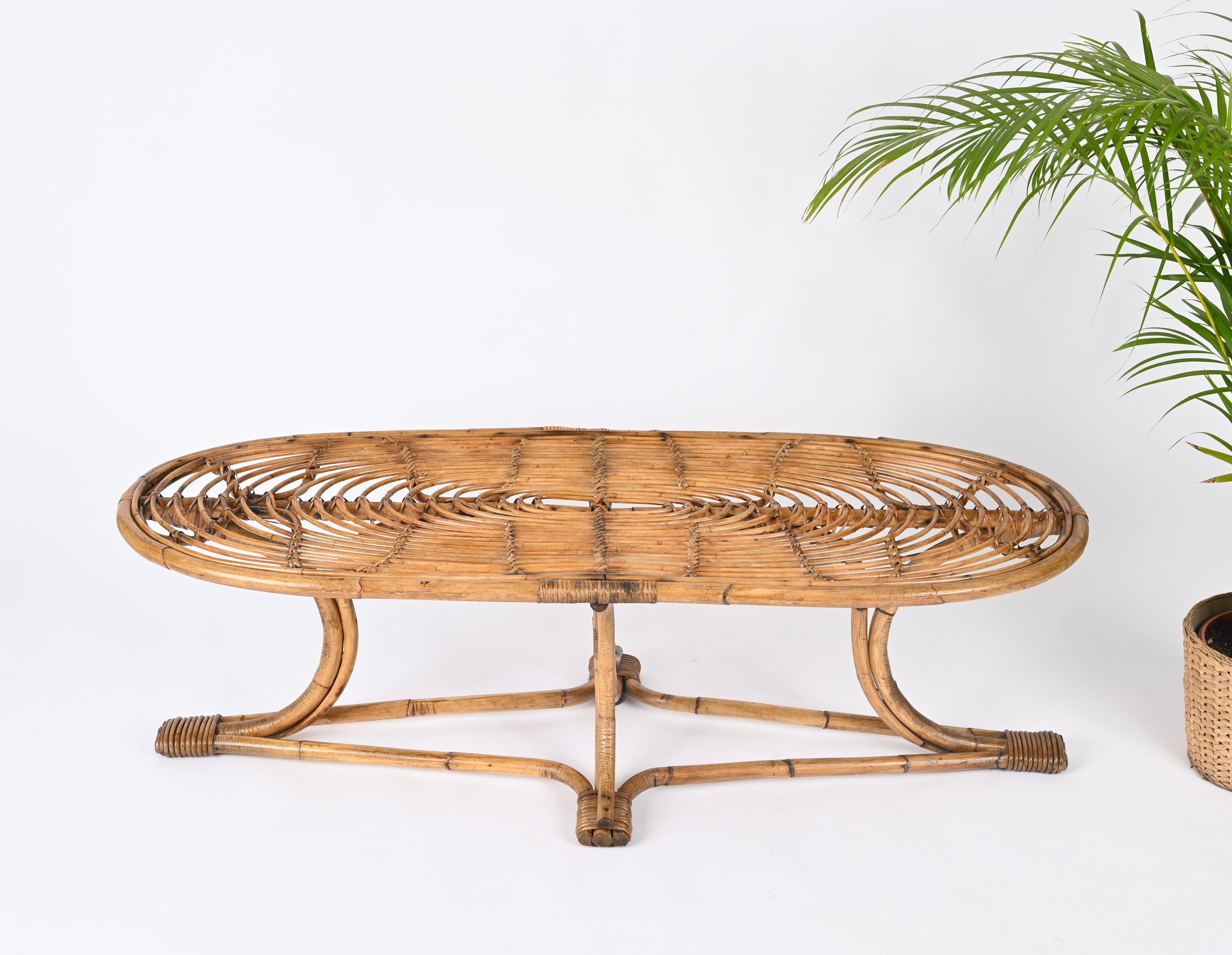 20ième siècle Grande table basse ovale italienne du milieu du siècle dernier en bambou et rotin, Italie 1970 en vente
