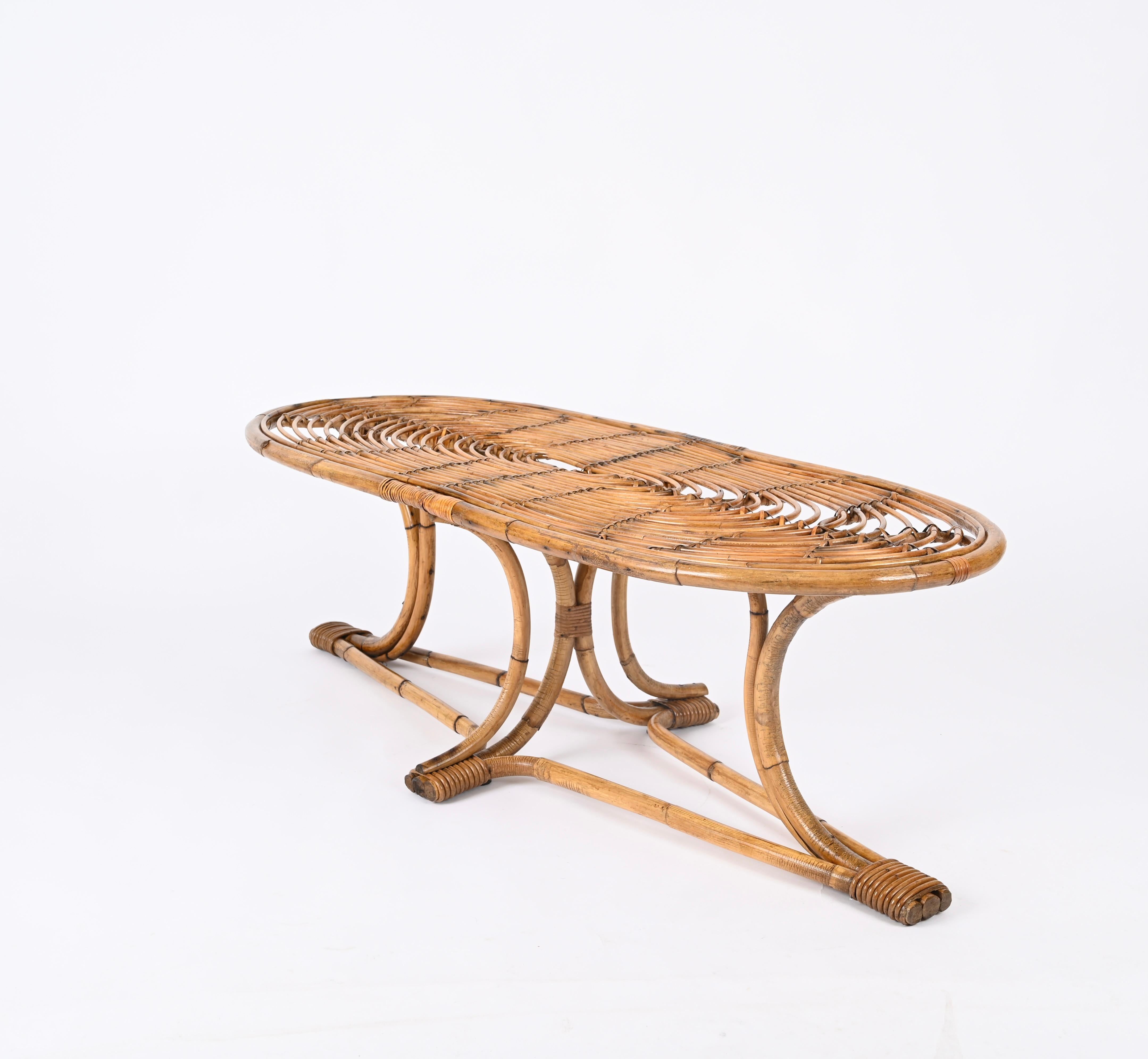 Grande table basse ovale italienne du milieu du siècle dernier en bambou et rotin, Italie 1970 en vente 2