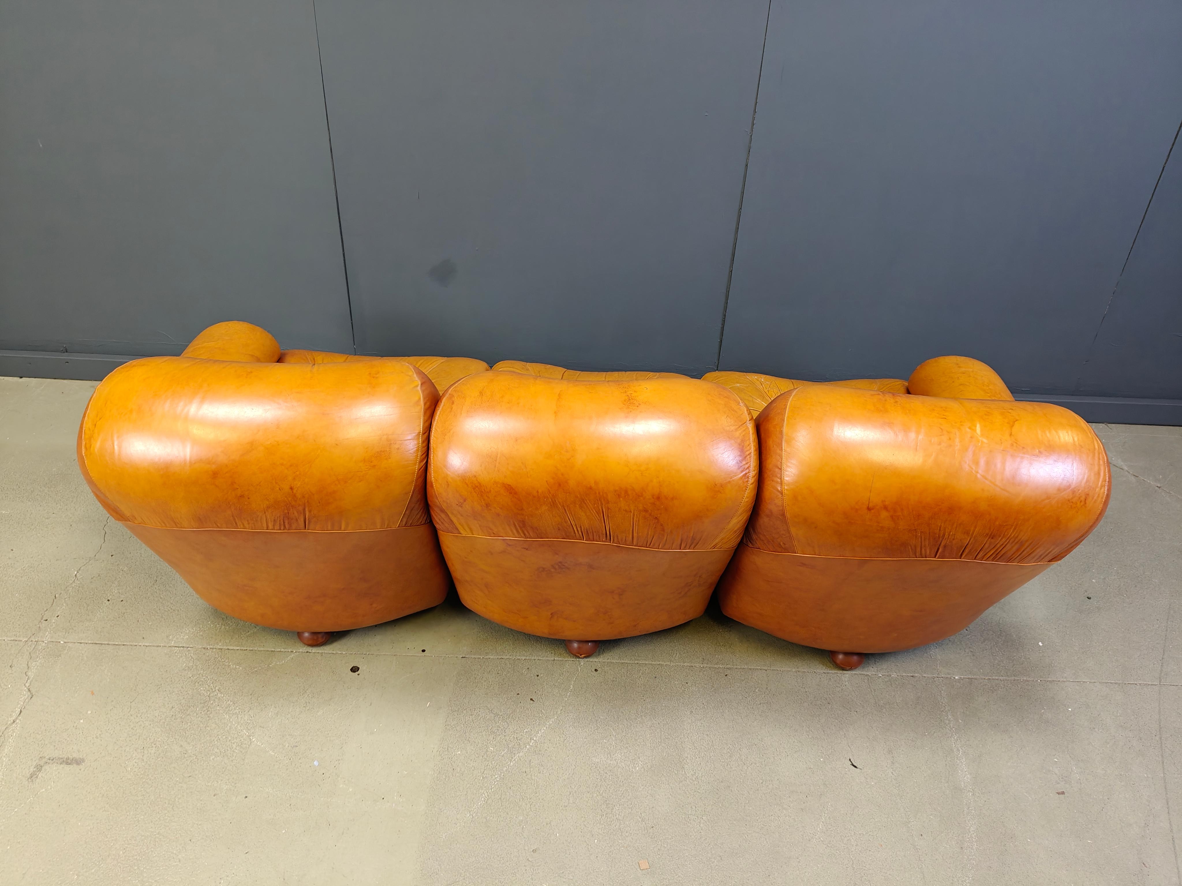 Canapé 3 places en cuir italien du milieu du siècle, 1970 Bon état à Leuven, Vlaams Gewest