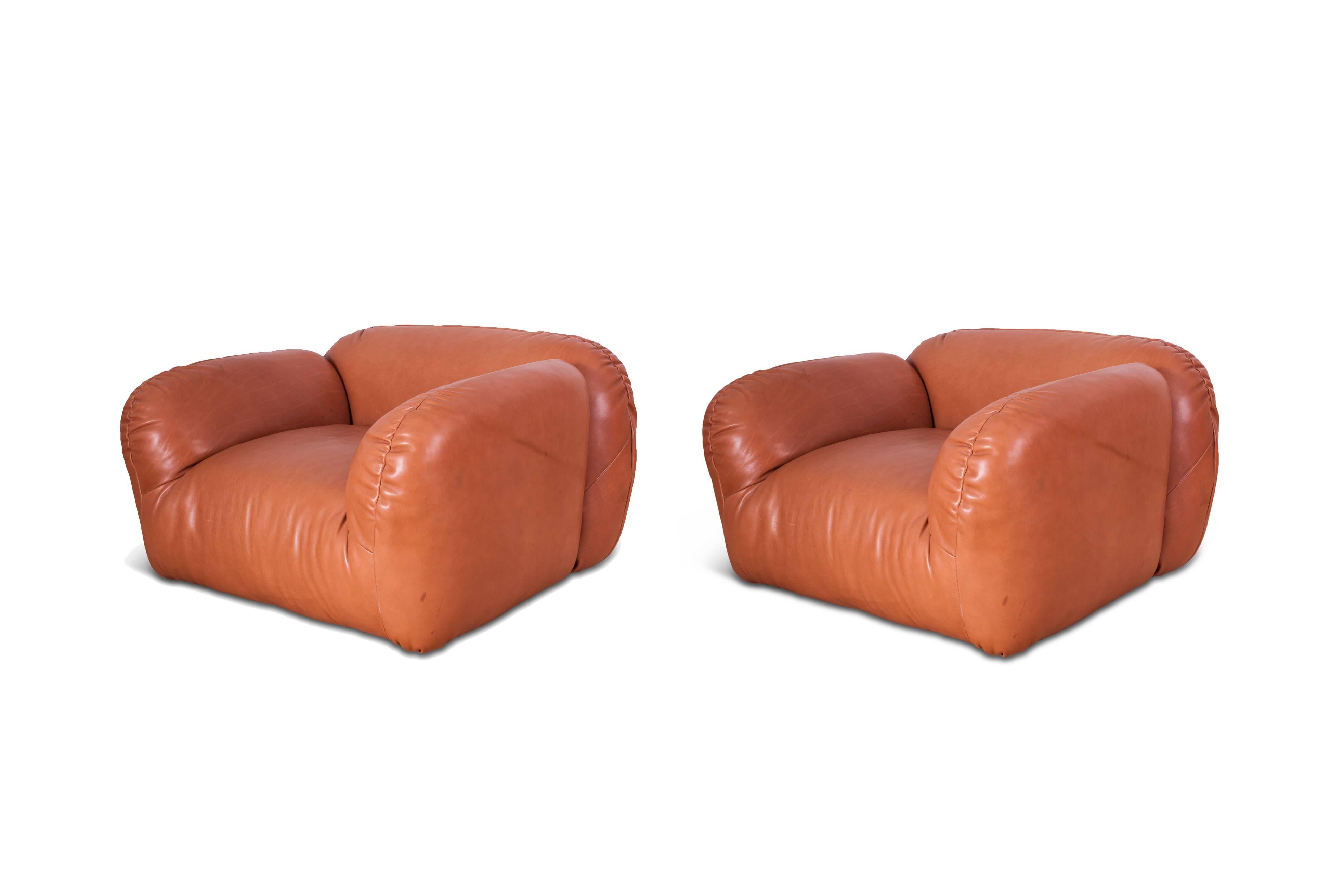 Beautiful pair of Italian club chairs
in wonderful cognac leather

Leather in great condition
providing a most comfortable seat

Italy, 1970s

Measures: H 65 x W 115 x D 110 cm x SH.
 