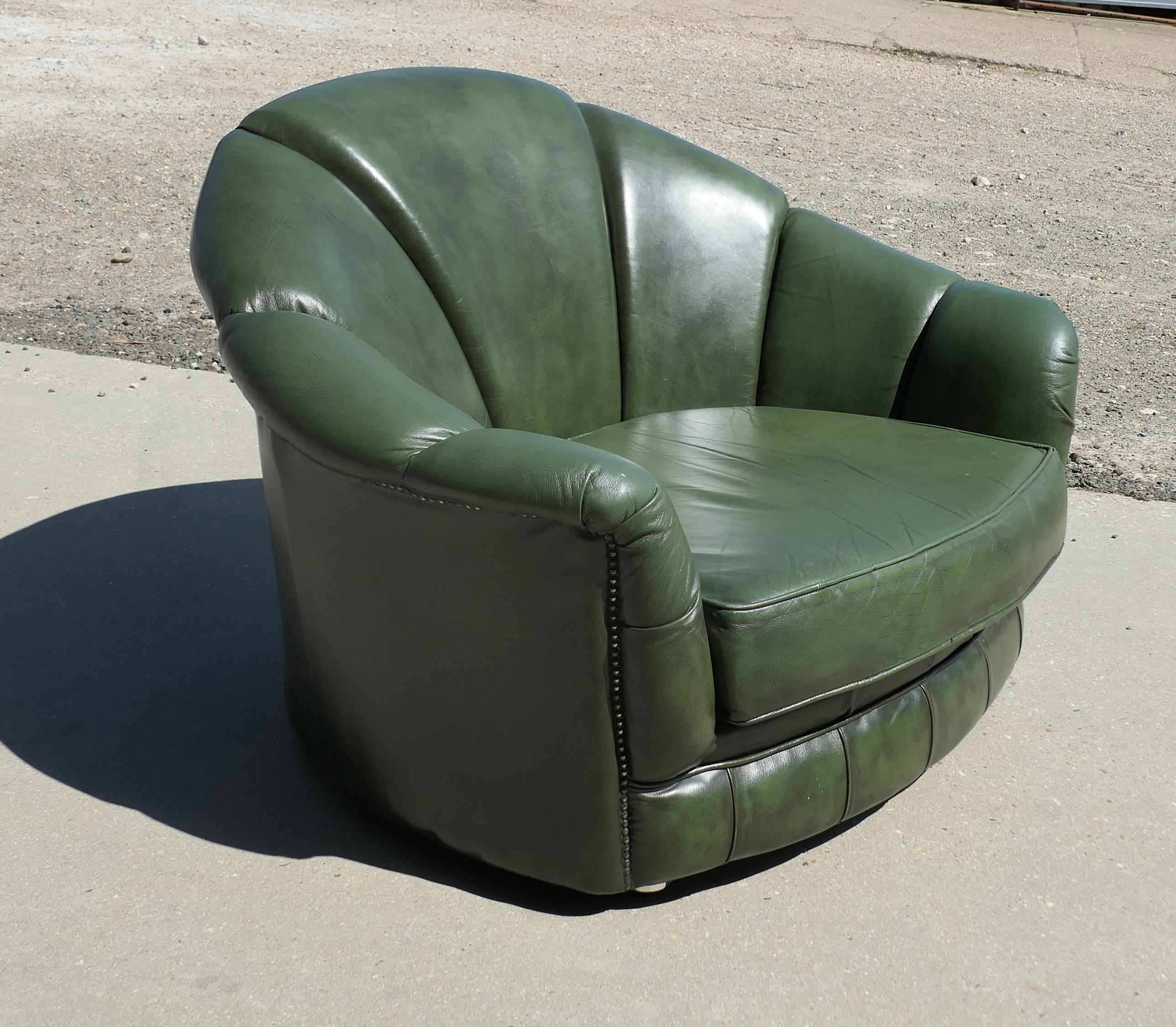 Fauteuil club en cuir italien du milieu du siècle à dossier en éventail

Il s'agit d'une très élégante chaise italienne du milieu du siècle à dossier en éventail en cuir Odeon, une chaise très confortable en cuir vert, très bien faite et en bon état