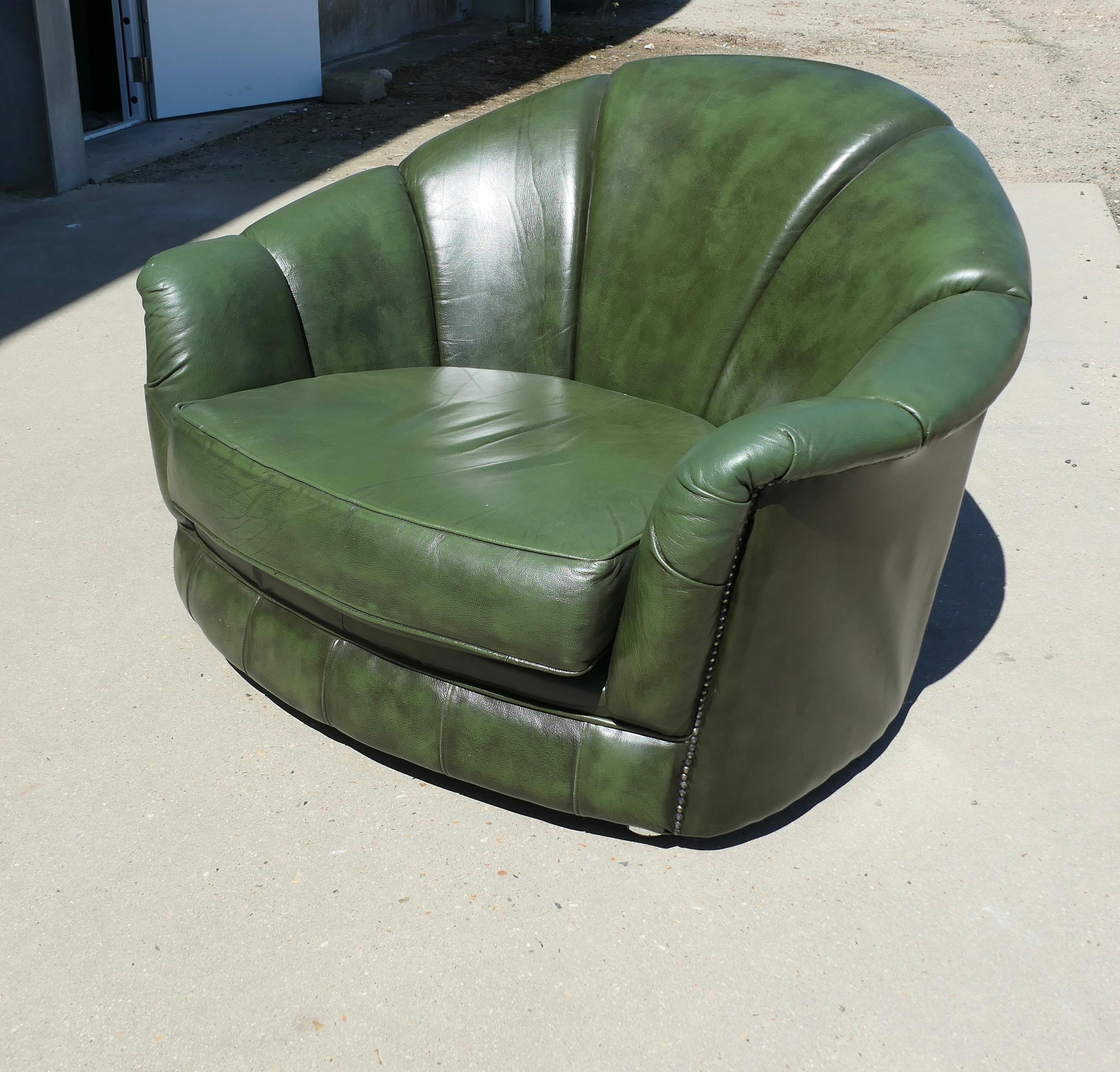20ième siècle Fauteuil club en cuir italien du milieu du siècle à dossier en éventail en vente