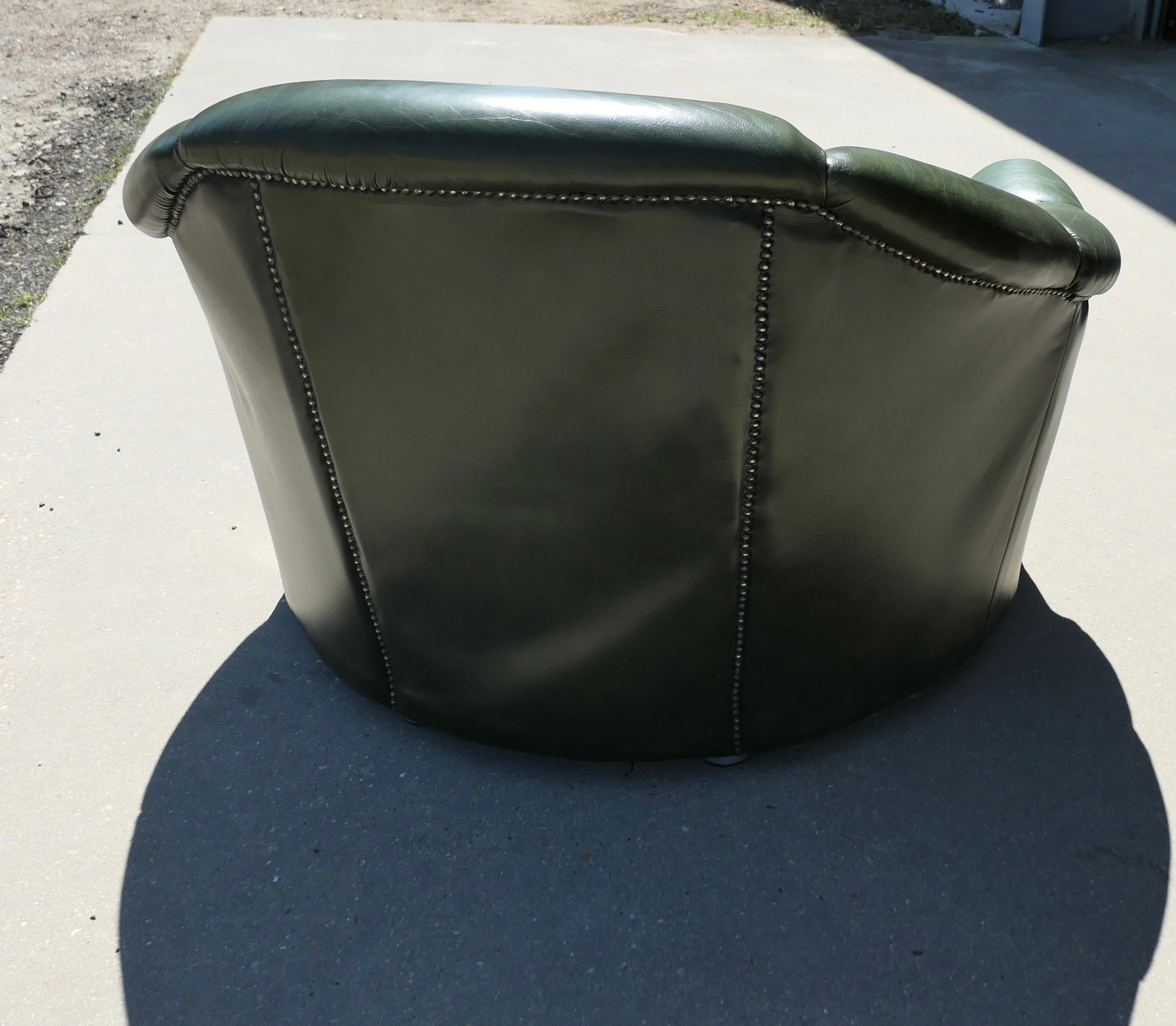 Cuir Fauteuil club en cuir italien du milieu du siècle à dossier en éventail en vente