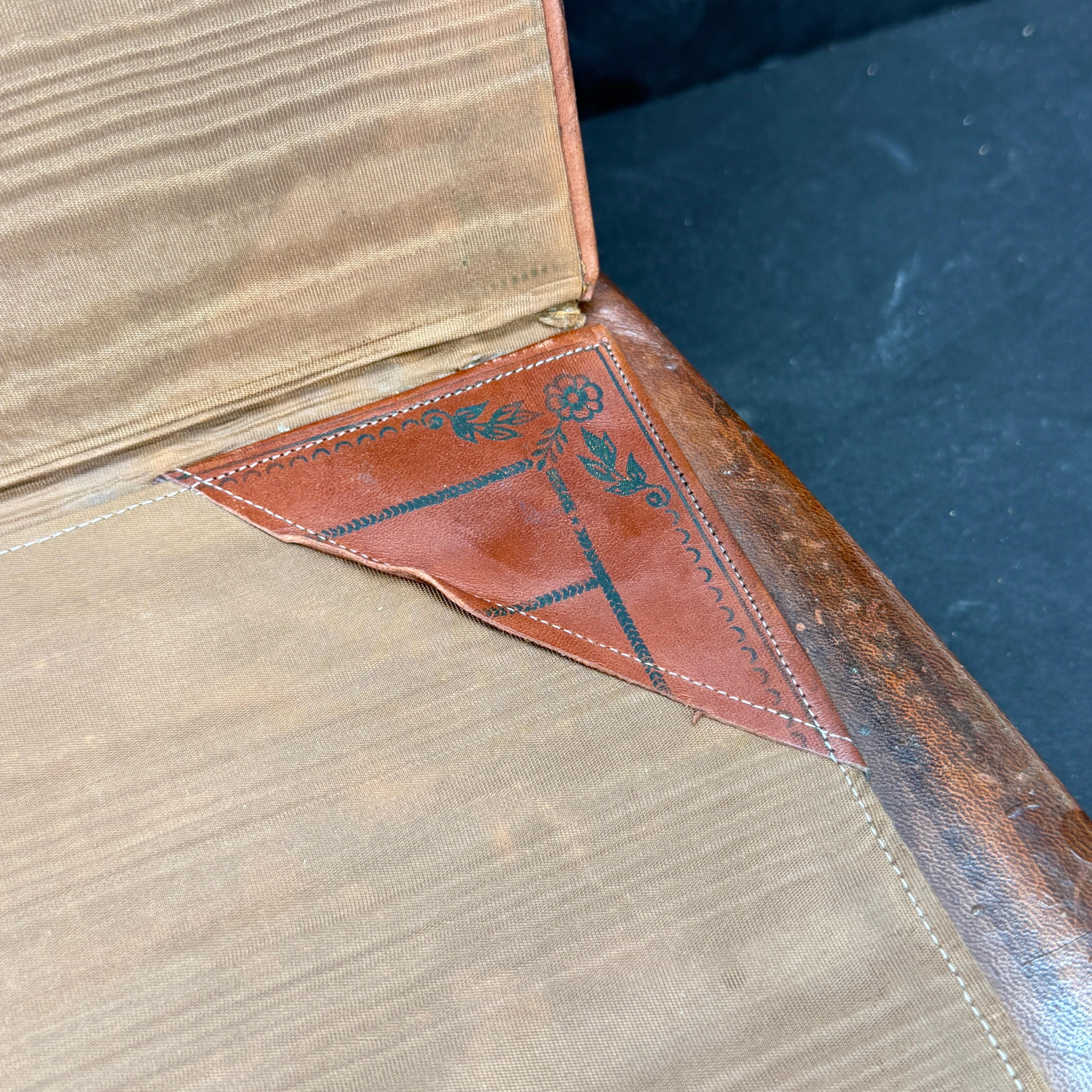 Mid-Century Italian Leather Gold Leaf Embossed Desk Blotter en venta 2