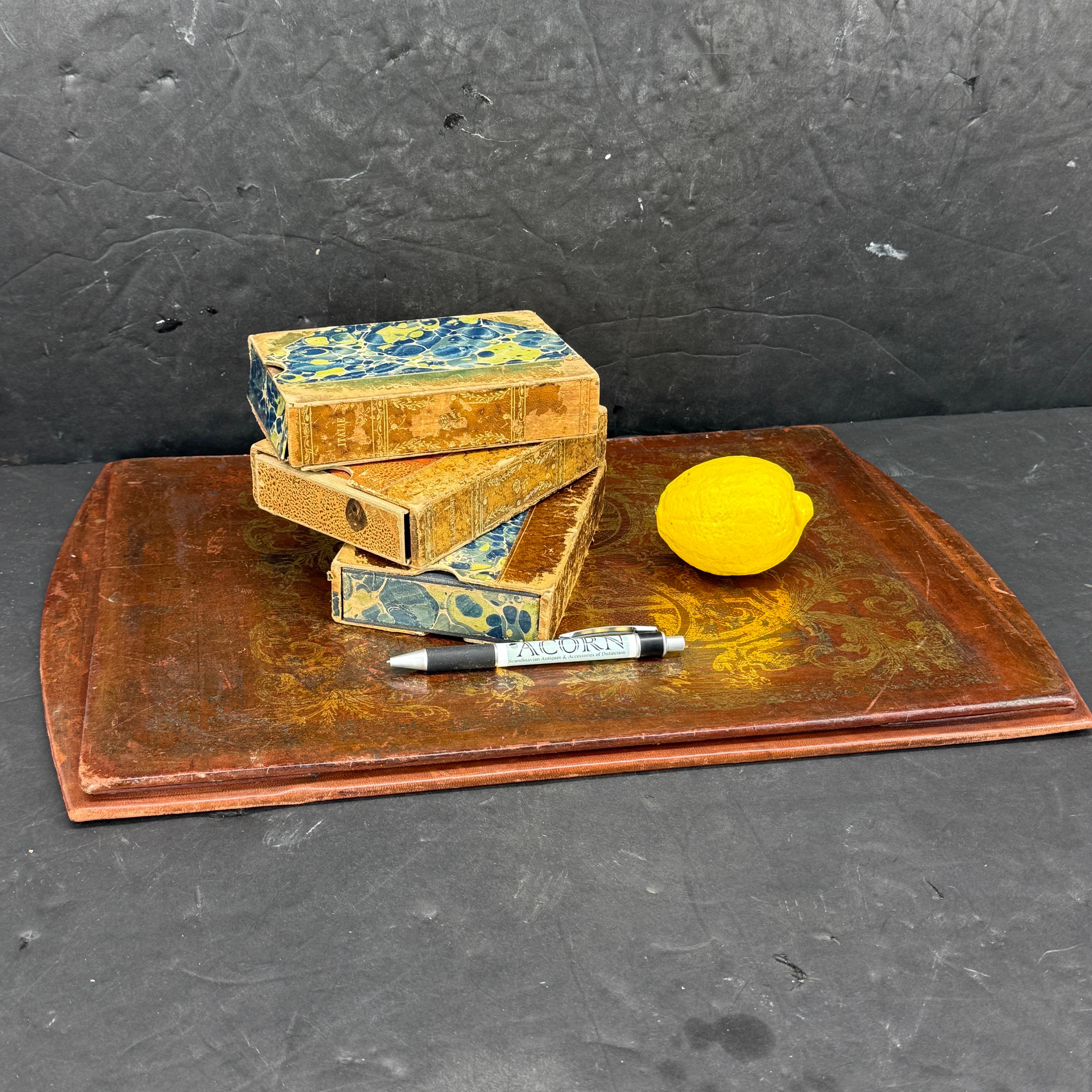 Vintage Florentine Leather Desk Accessory, Italy 1960´s. 
Certainly a luxurious addition to any executive or home office desk. Designed for both function and elegance, this handcrafted desk accessory features premium leather with intricate