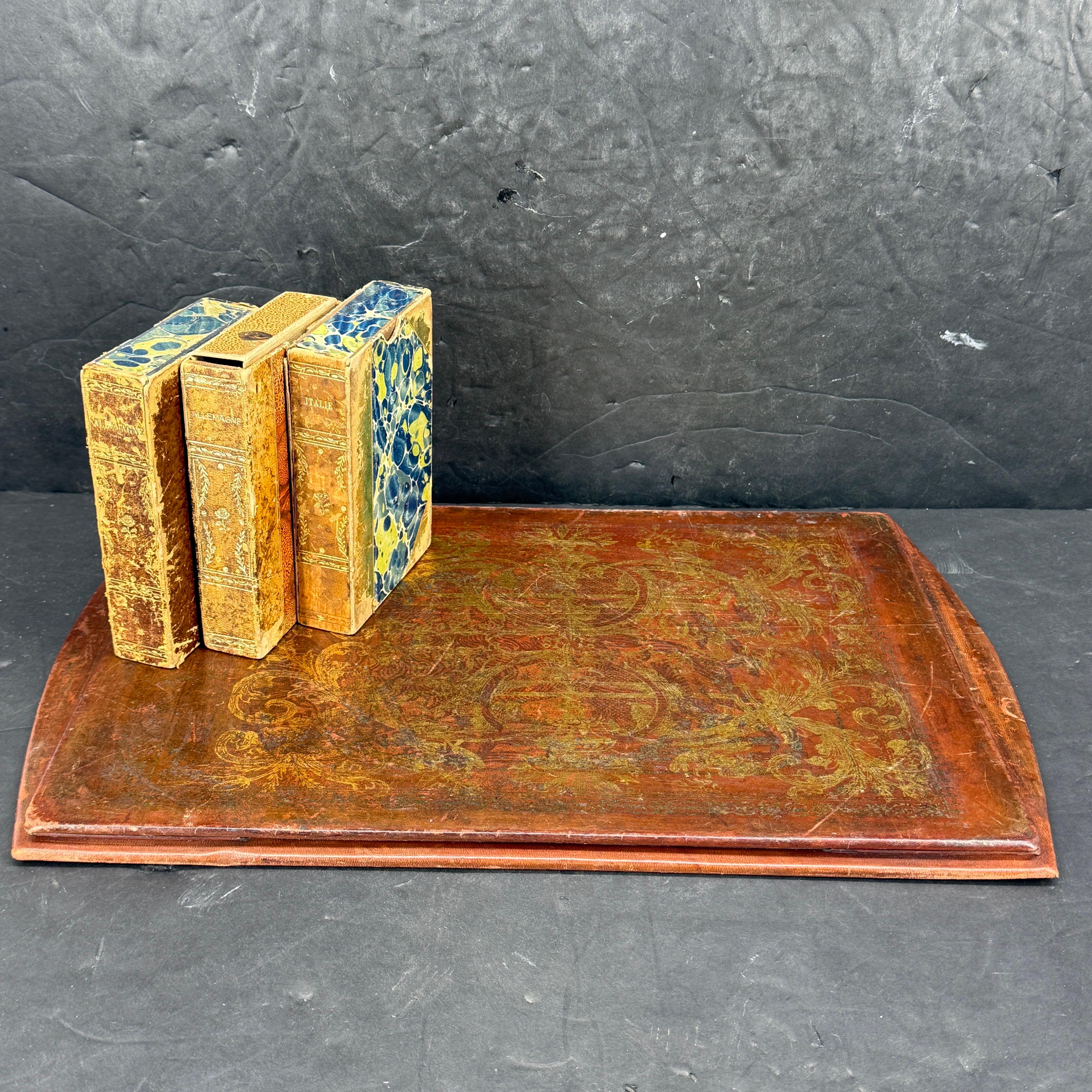 Mid-Century Italian Leather Gold Leaf Embossed Desk Blotter Moderno de mediados de siglo en venta