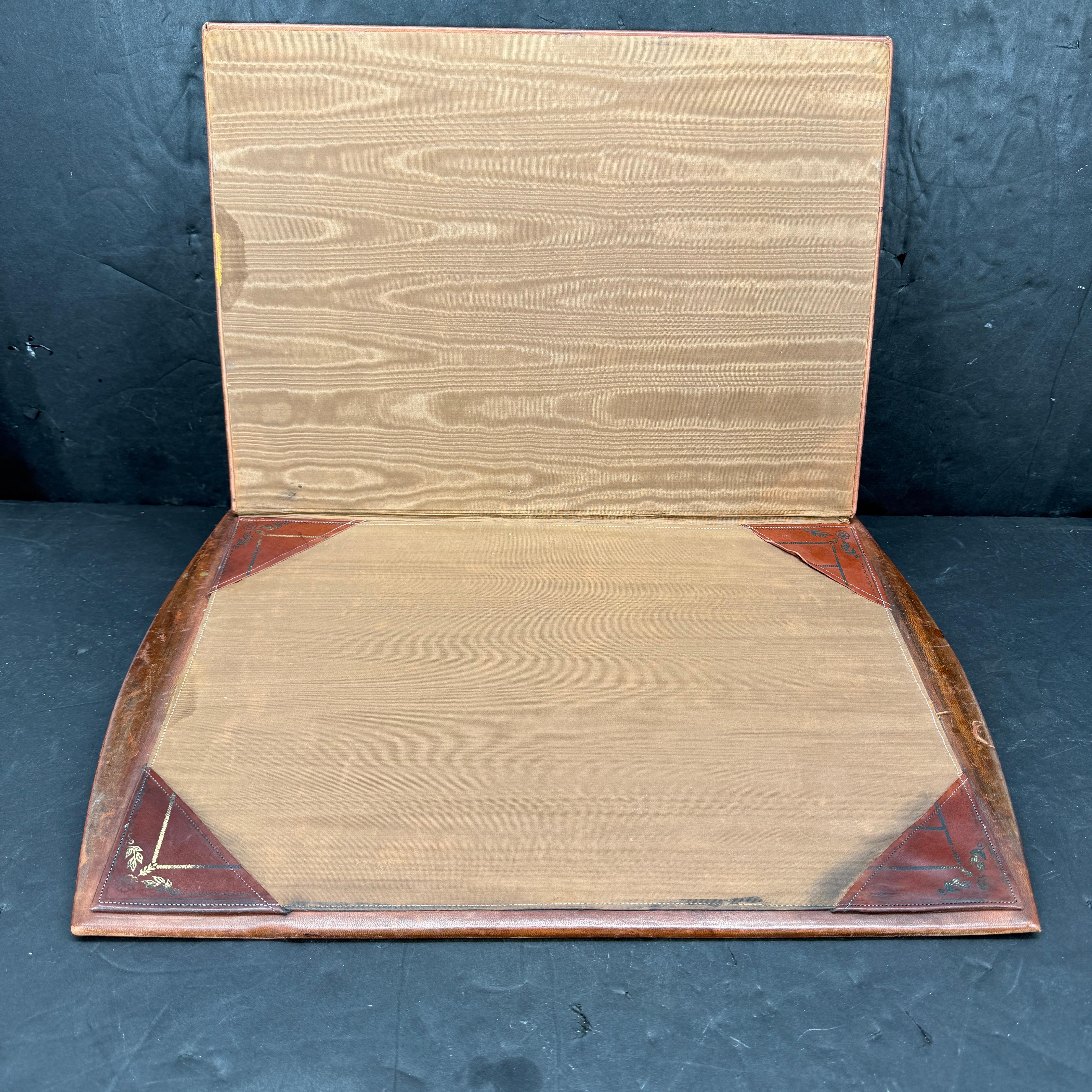 Mid-Century Italian Leather Gold Leaf Embossed Desk Blotter Hecho a mano en venta