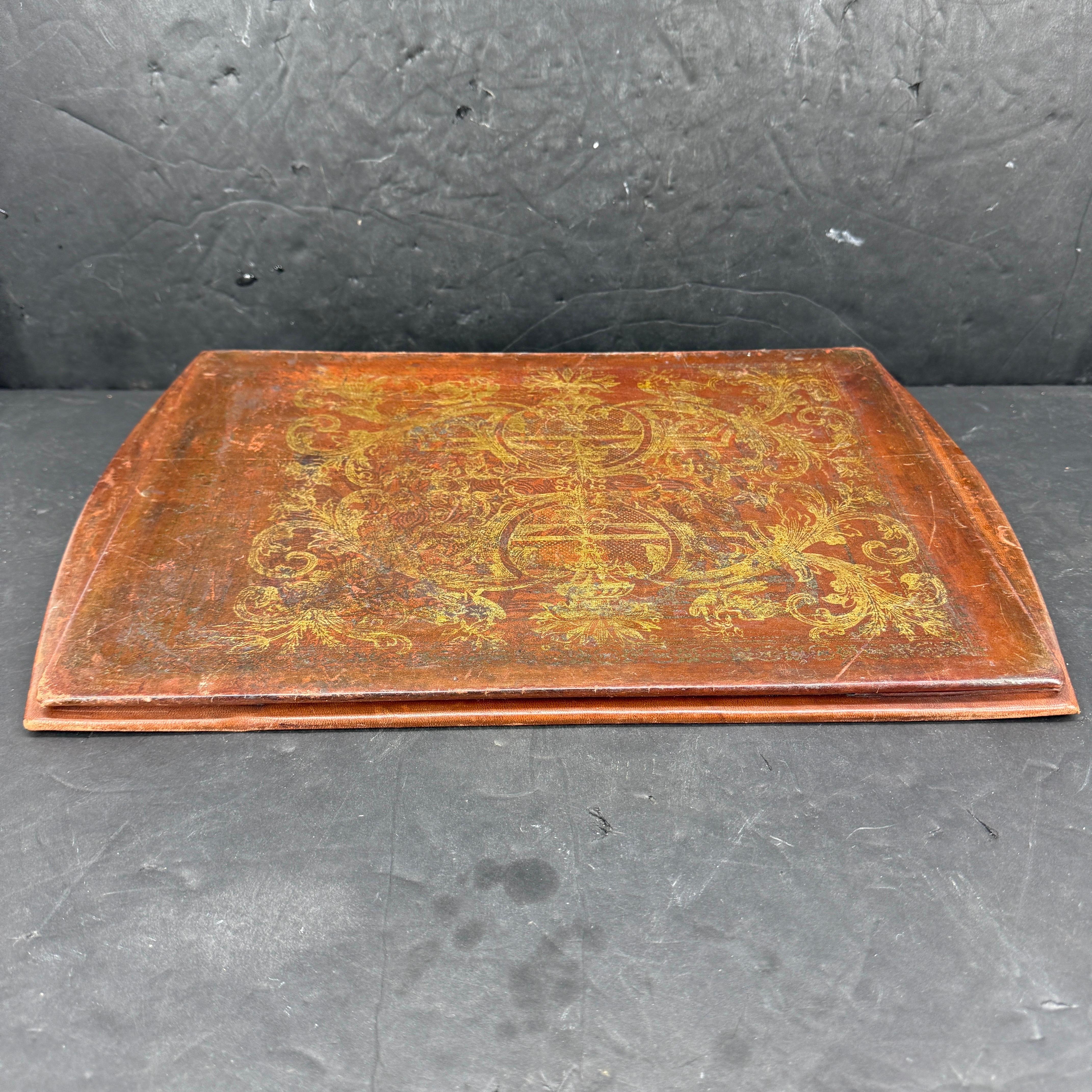 Mid-Century Italian Leather Gold Leaf Embossed Desk Blotter en Bueno estado para la venta en Haddonfield, NJ
