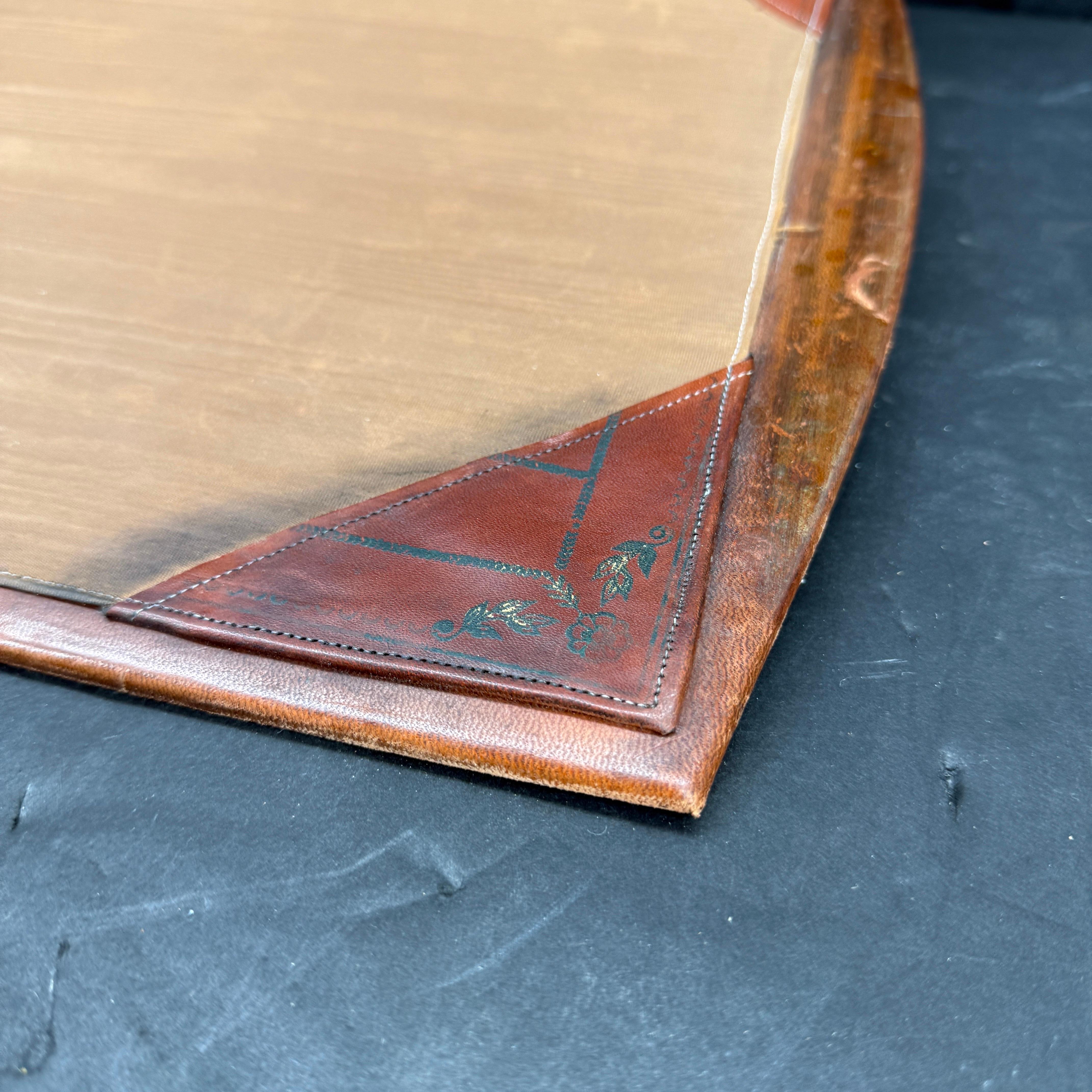 Mid-Century Italian Leather Gold Leaf Embossed Desk Blotter siglo XX en venta