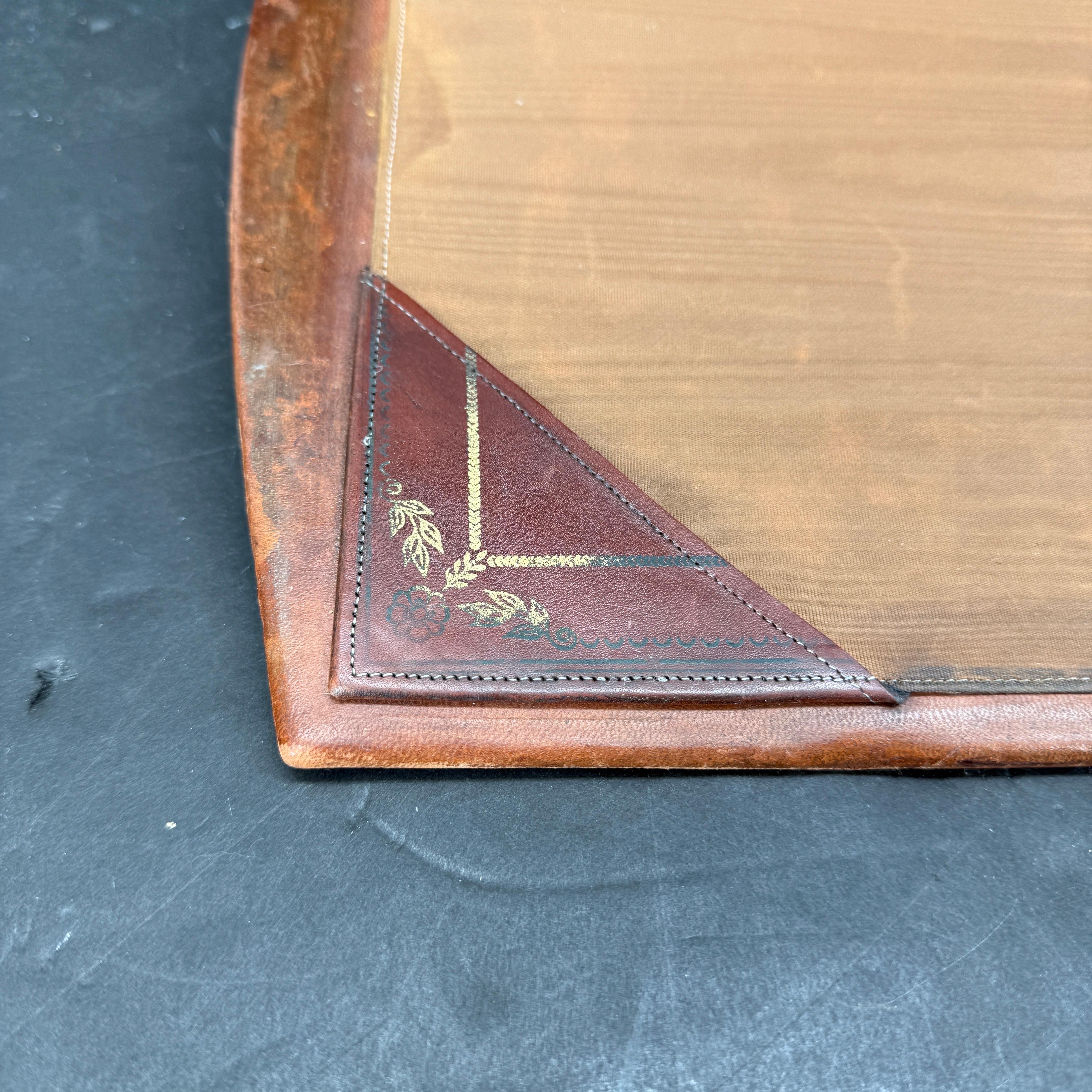 Mid-Century Italian Leather Gold Leaf Embossed Desk Blotter Cuero en venta
