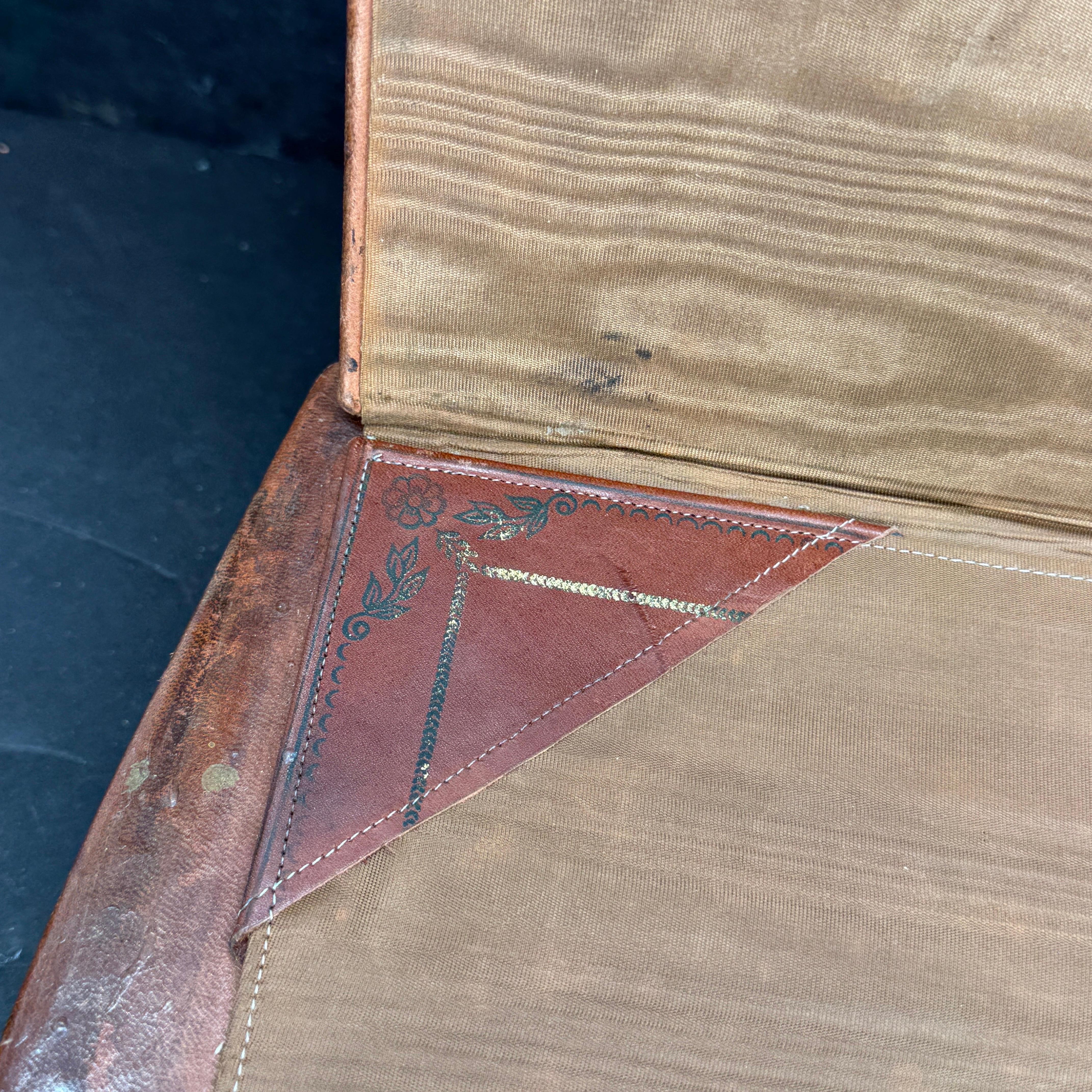Mid-Century Italian Leather Gold Leaf Embossed Desk Blotter en venta 1