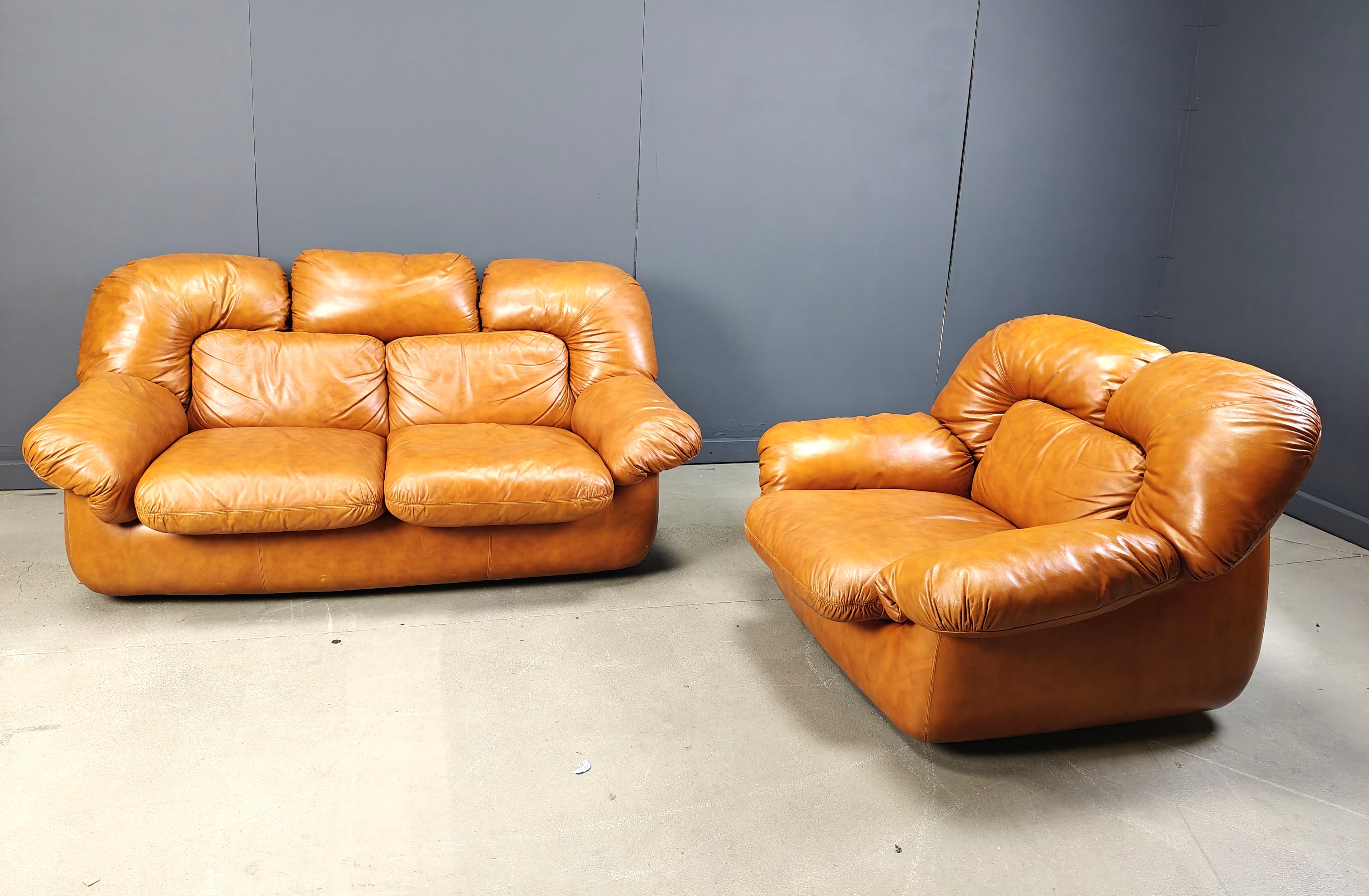 
Ensemble de canapés en cuir cognac du milieu du siècle, composé d'un canapé deux places et d'un fauteuil, conçu par Ercol pour Design/One.

Magnifiques coussins en cuir épais et confortables au design incurvé.

Bon état général.

Années 1970 -