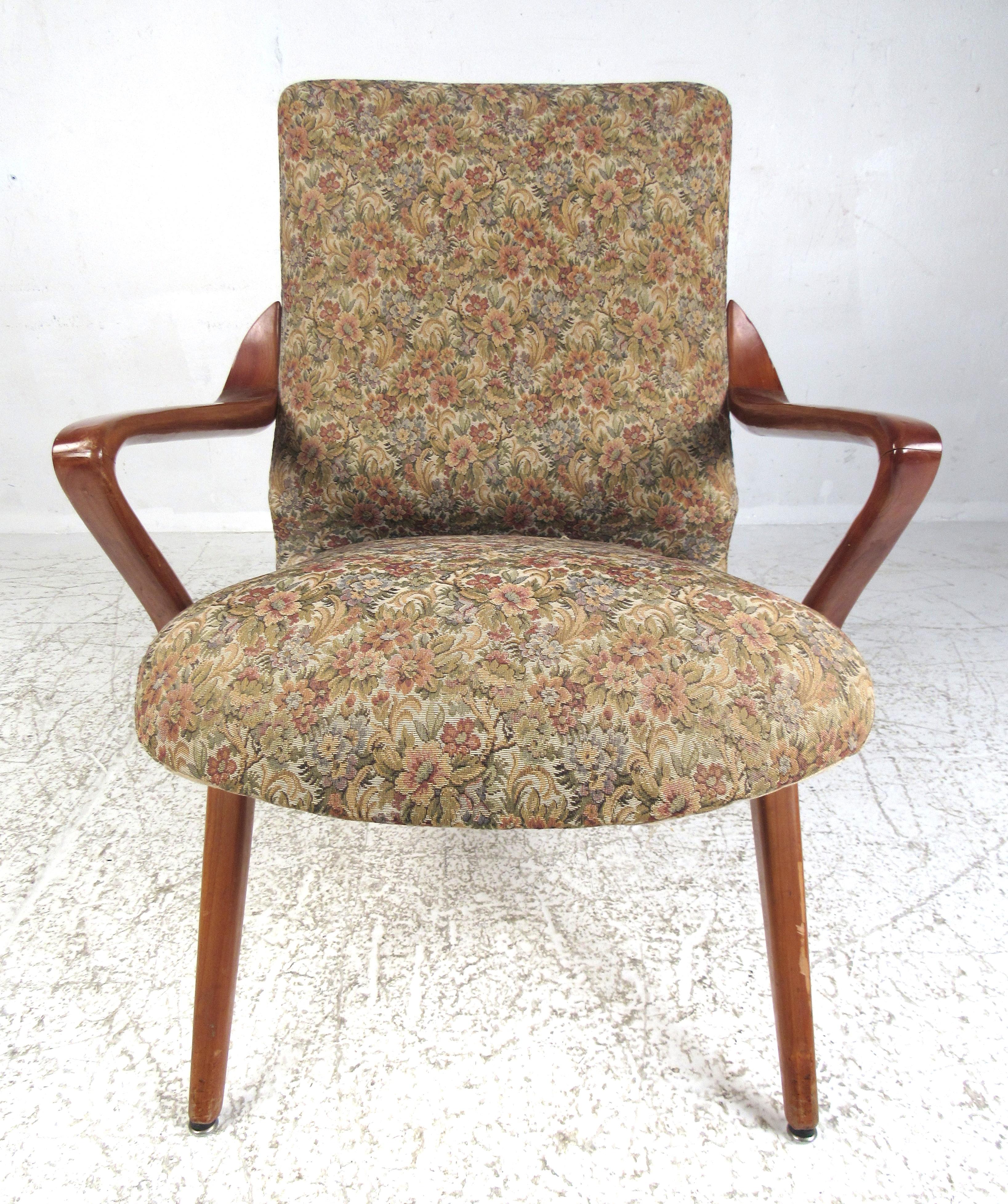 Mid-Century Modern Midcentury Italian Lounge Chair in the Style of Paolo Buffa For Sale