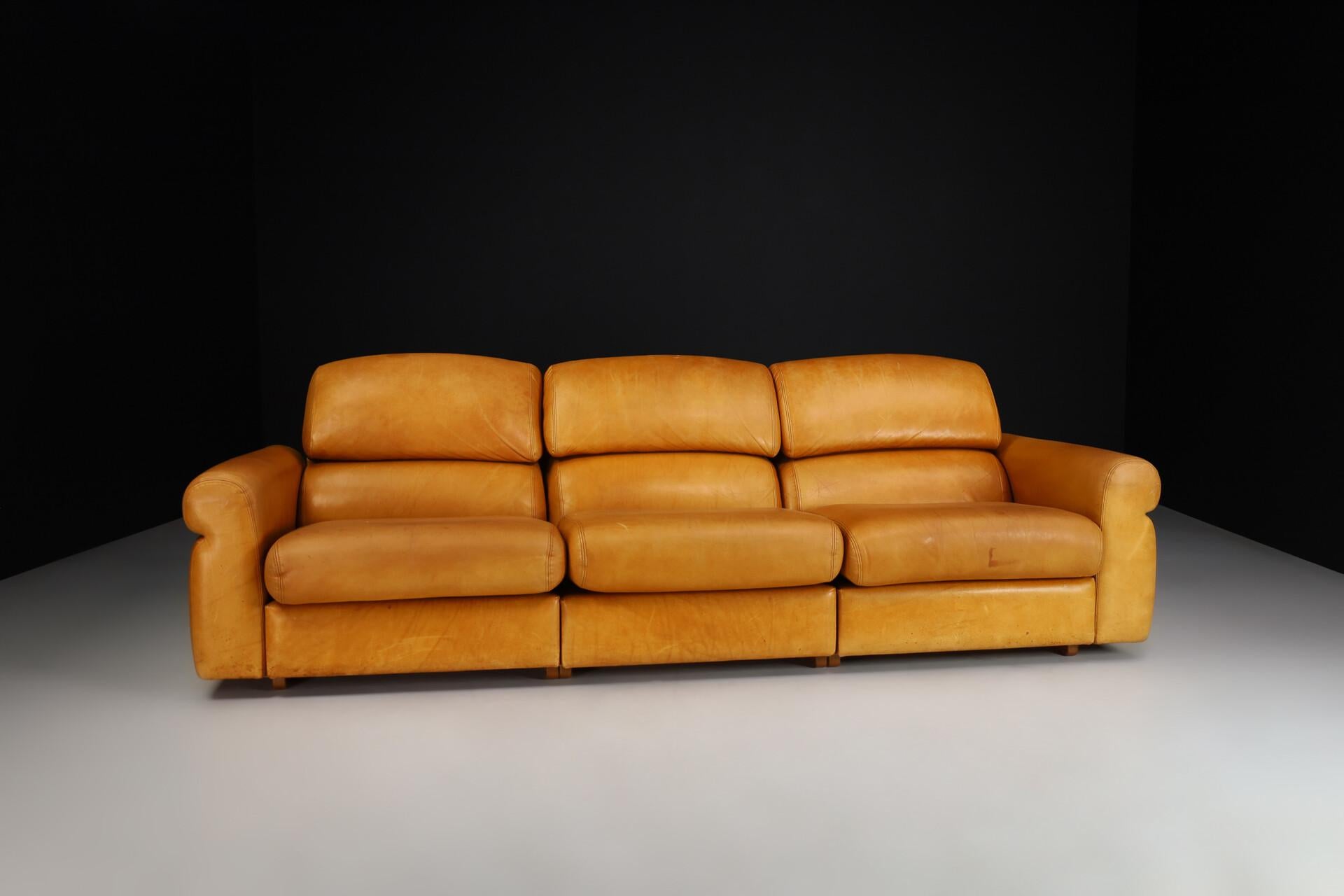 Canapé lounge italien du milieu du siècle en cuir cognac patiné, années 1960 en vente 4
