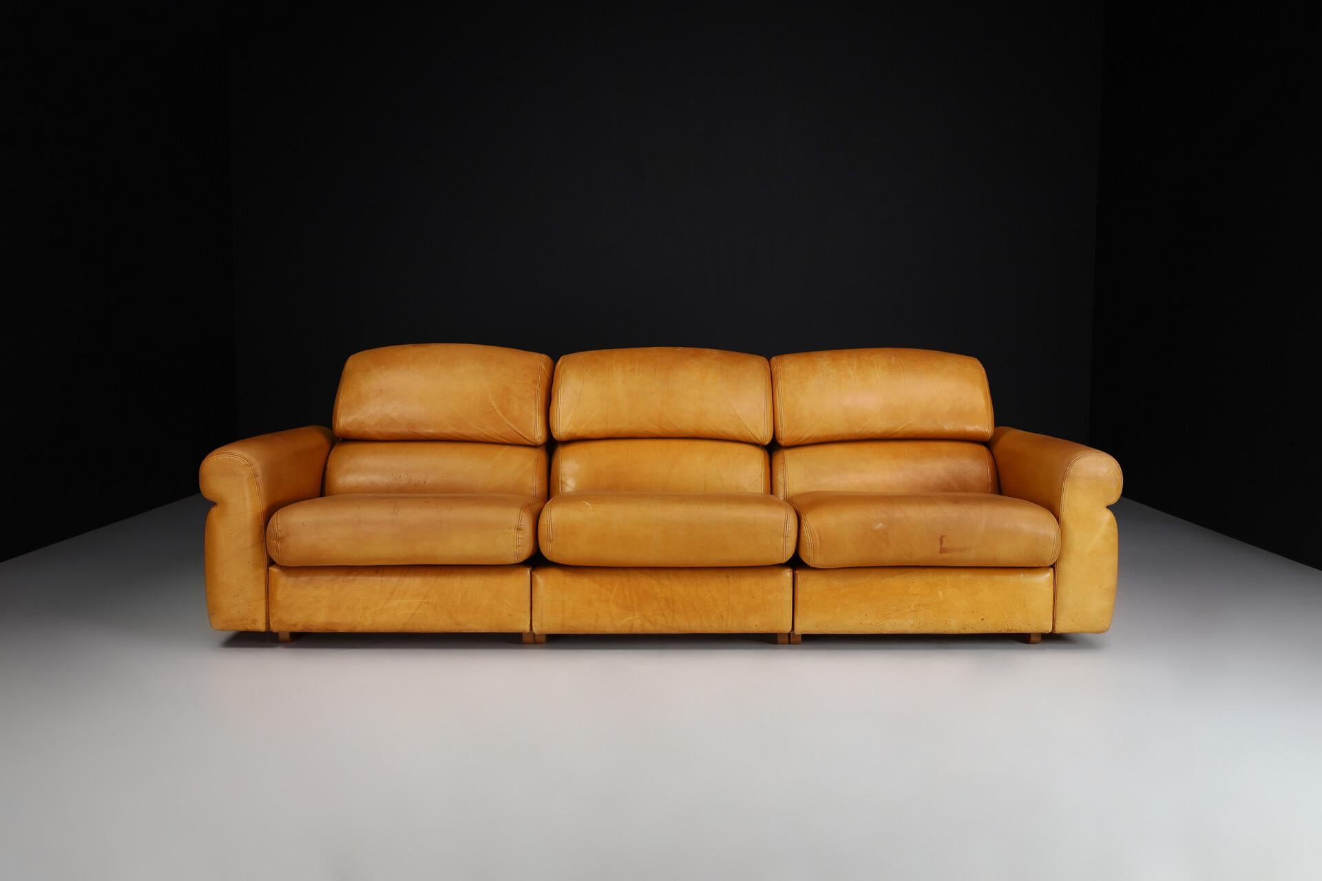 Mid-Century Modern Canapé lounge italien du milieu du siècle en cuir cognac patiné, années 1960 en vente