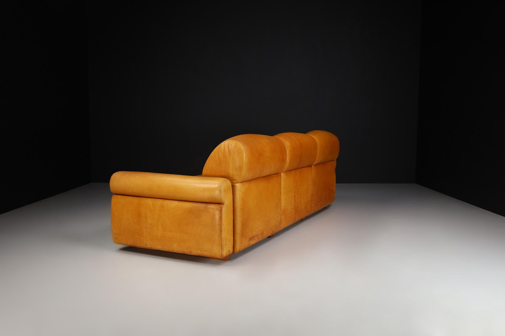 Canapé lounge italien du milieu du siècle en cuir cognac patiné, années 1960 Bon état - En vente à Almelo, NL