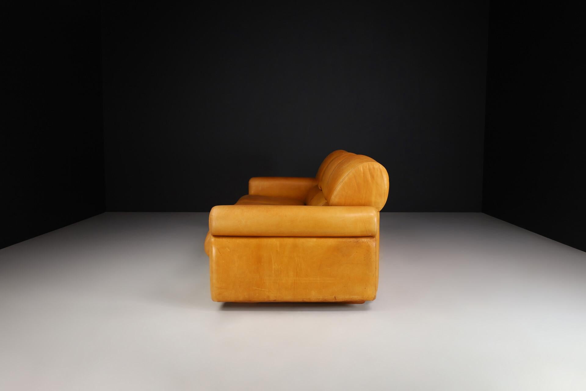 20ième siècle Canapé lounge italien du milieu du siècle en cuir cognac patiné, années 1960 en vente