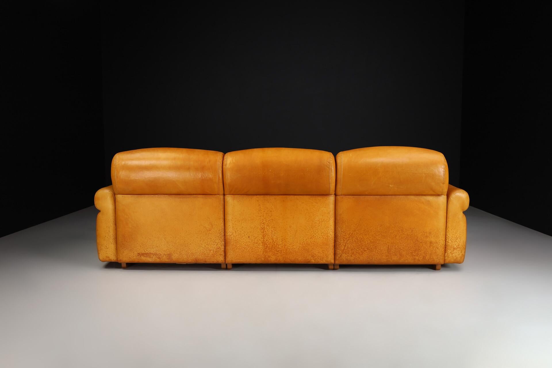 Canapé lounge italien du milieu du siècle en cuir cognac patiné, années 1960 en vente 1
