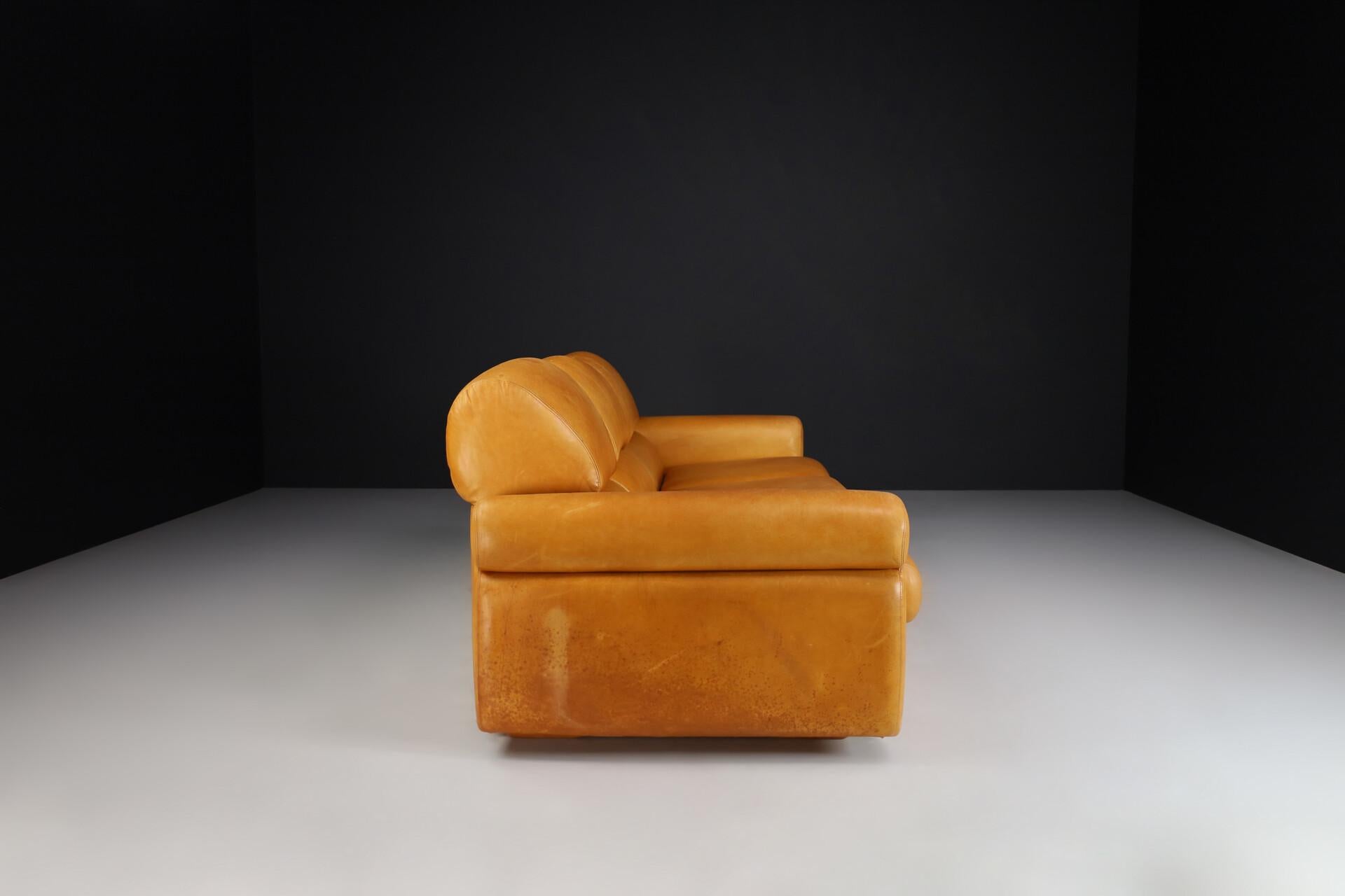 Canapé lounge italien du milieu du siècle en cuir cognac patiné, années 1960 en vente 2