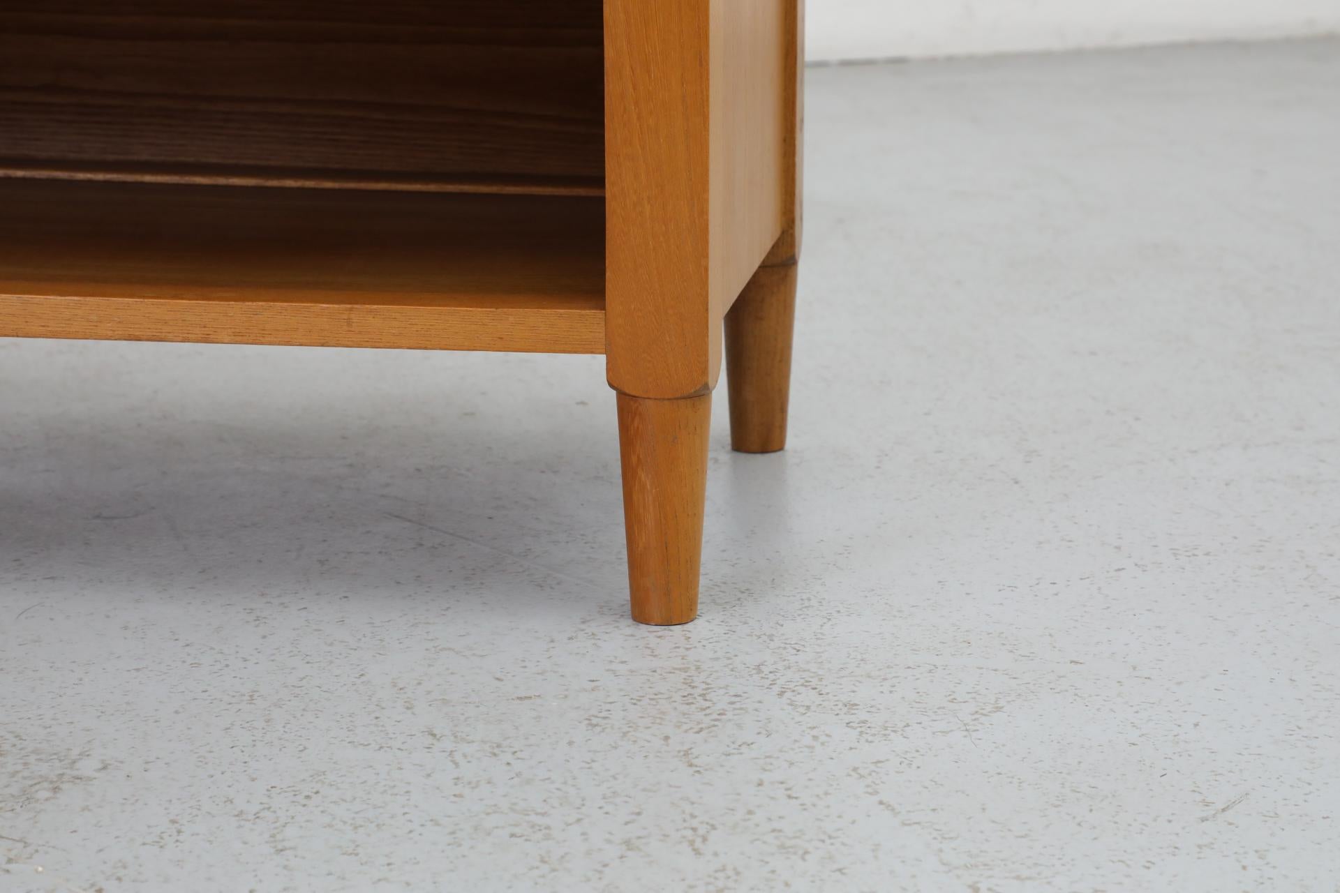 Italienischer Low Night Stand aus der Jahrhundertmitte mit geschnitzten Schubladen und unterem Regal 5