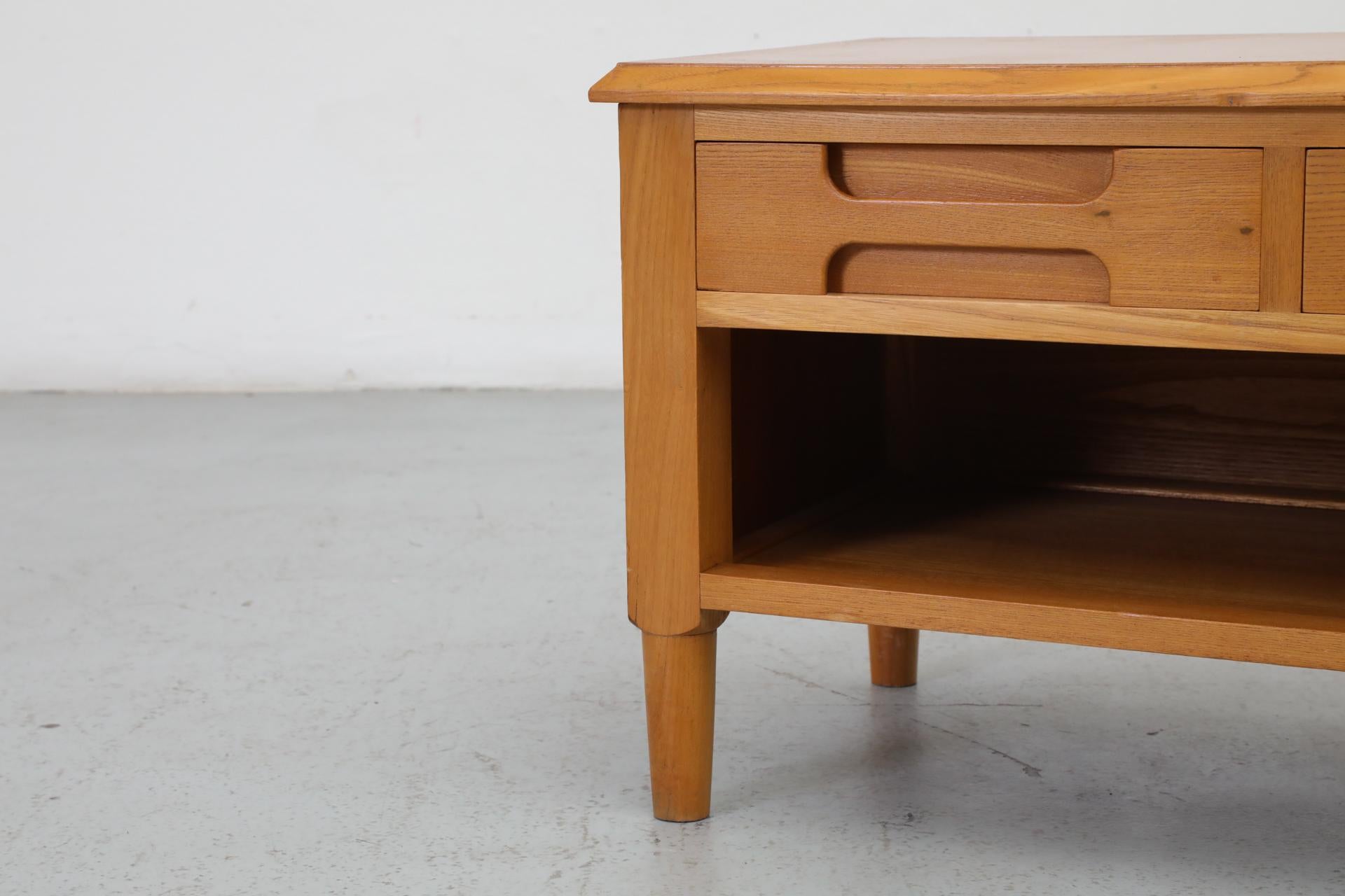 Italienischer Low Night Stand aus der Jahrhundertmitte mit geschnitzten Schubladen und unterem Regal 6
