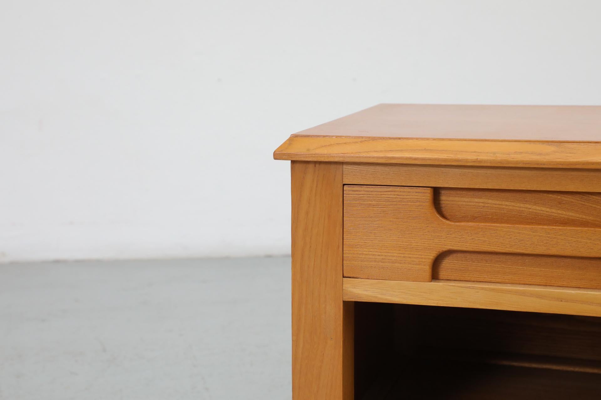 Italienischer Low Night Stand aus der Jahrhundertmitte mit geschnitzten Schubladen und unterem Regal 7